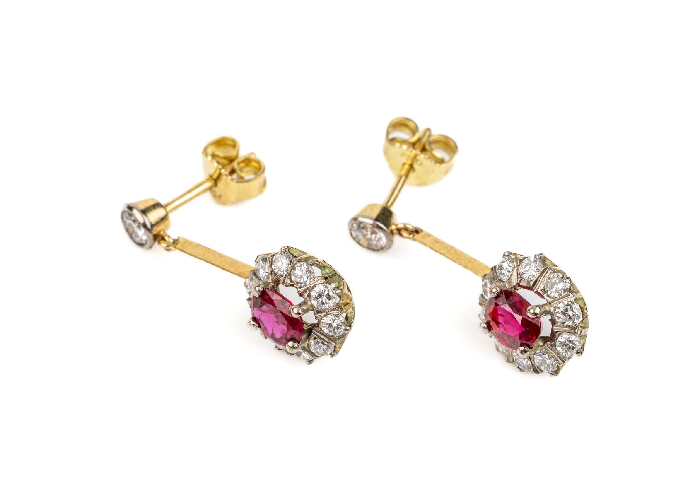 Paar 18 kt Gold Rubin-Brillant-Ohrstecker, GG 750/000, bewegl. Abhängungen, 2 ovalfacett.Rubine zus. ca. 1.0 ct, 22 Brillanten zus. ca.1.0 ct ...
