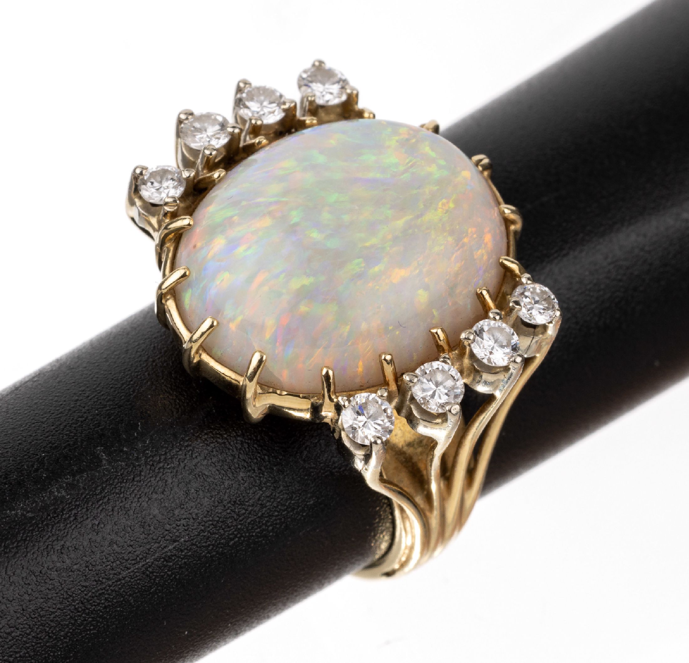 14 kt Gold Opal-Brillant-Ring, GG 585/000, mittig Opalcabochon ca. 5.0 ct, schönes Farbspiel in Blau, Grün und Rot, 8 Brillanten zus. ca. 0.55 ct ...
