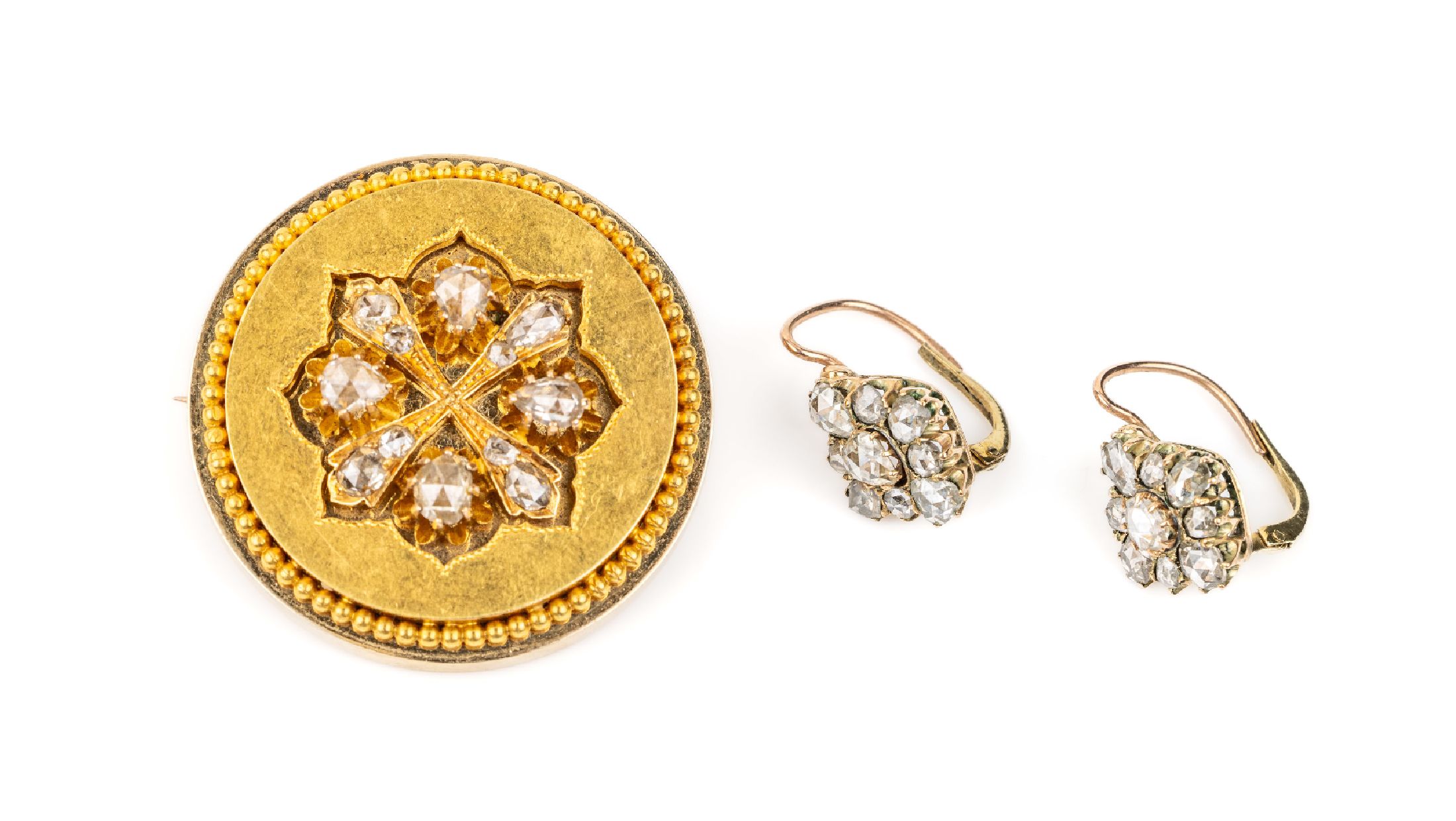 14 kt Gold Diamant-Schmuckset, um 1860-80, GG 585/000, best. aus: runder Brosche, D. ca. 3.3 cm, Perlleistenverzierung, und 1 Paar Ohrhänger, ...