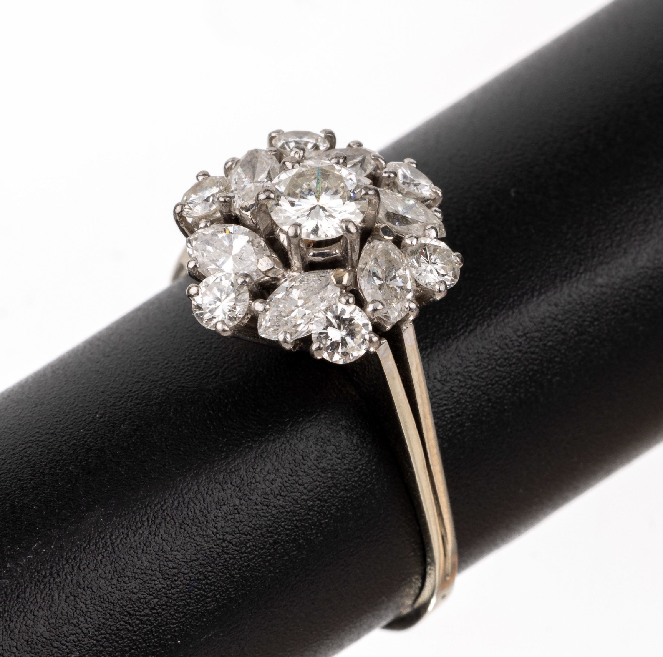 18 kt Gold Diamant-Ring, WG 750/000, 7 Brillanten und 6 Diamantnavettes zus. ca. 1.50ct Weiß/si, RW 64, ca. 5.1 g