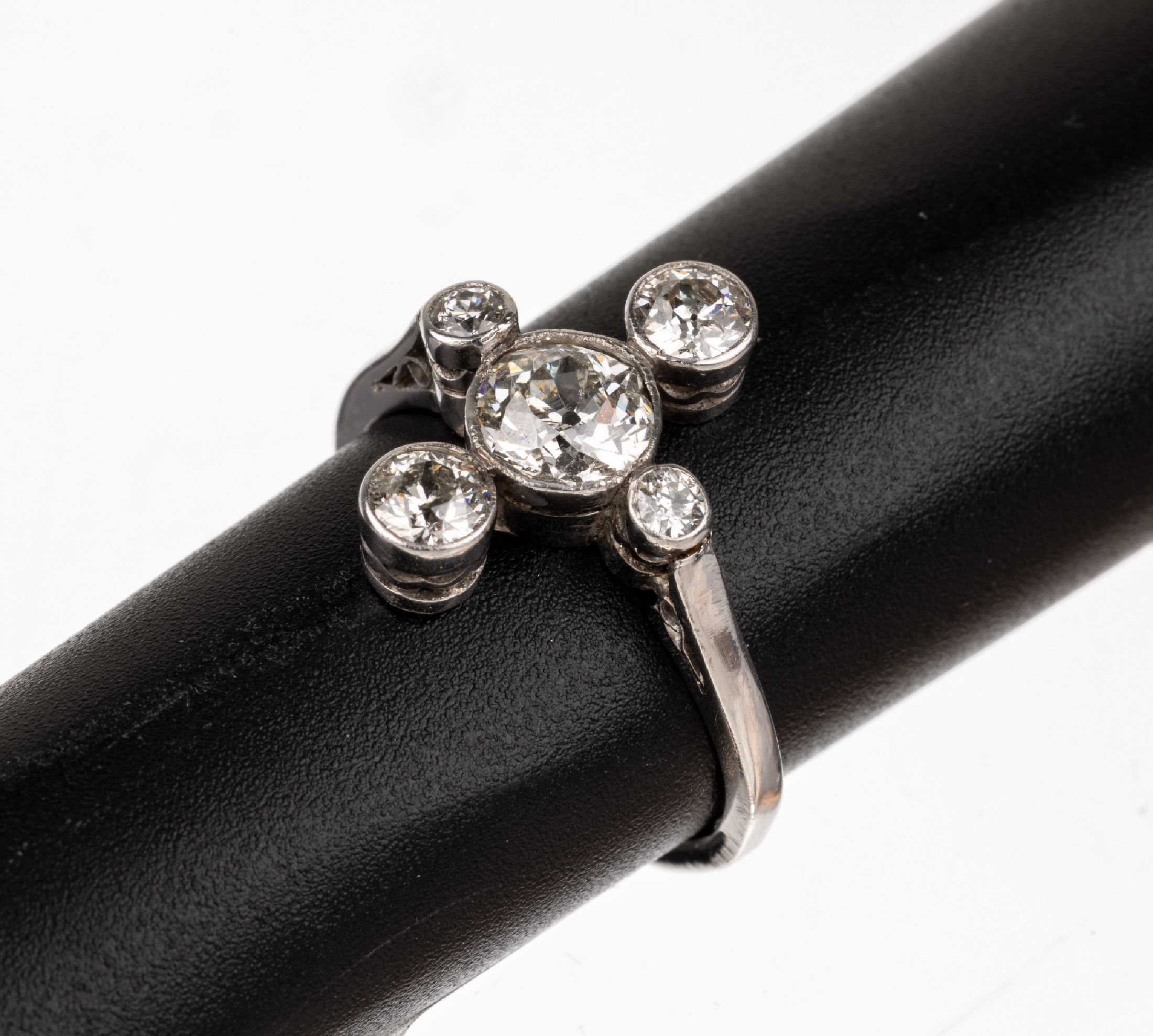 Platin Diamant-Ring, um 1920, Pt gepr., mittig Altschliffdiamant ca. 0.75 ct Weiß/si, 4 weitere Altschliffdiamanten zus. ca. 0.80 ctWeiß/si-p, RW ...