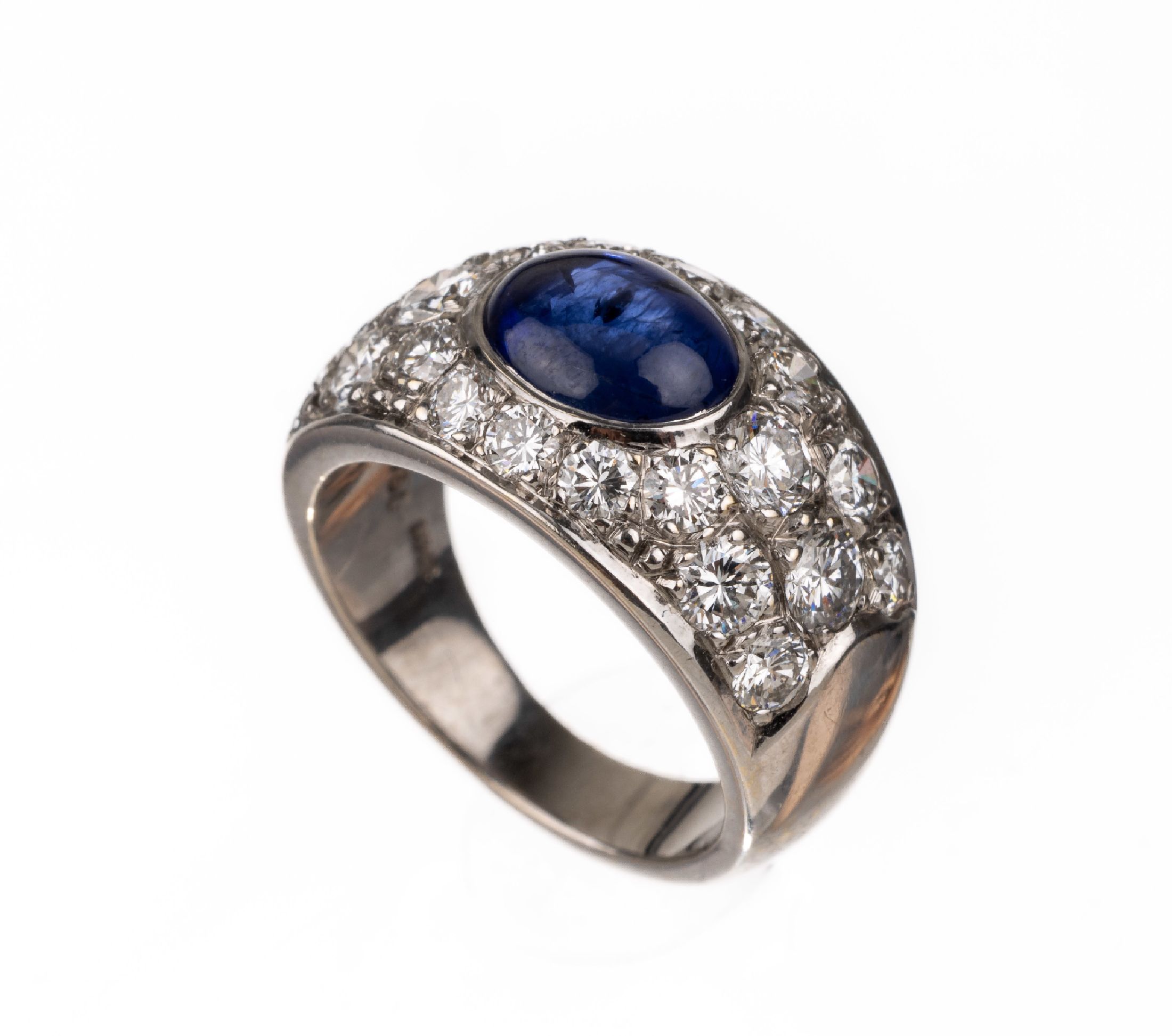 18 kt Gold Saphir-Brillant-Ring, WG 750/000, mittig Saphir-Cabochon ca. 0.50 ct, 22 Brillanten zus. ca. 1.30 ct feines Weiß -Weiß/vs, RW 46, ca. ...