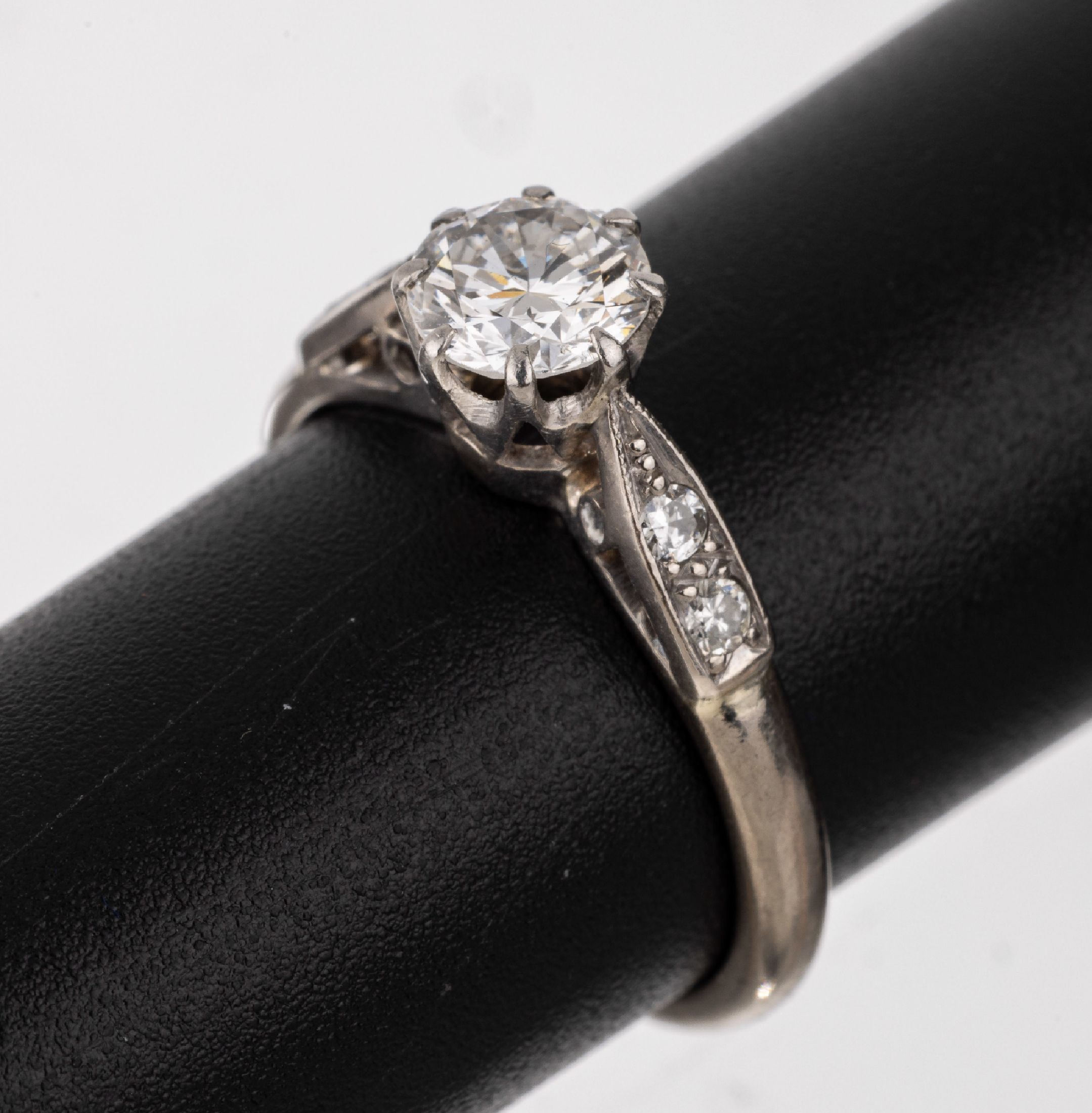 Detail a: 18 kt Gold Diamant-Ring, WG 750/000, mittigBrillant ca. 0.60 ct Weiß/si, Ringschultern mit 4 Brillanten zus. ca. 0.06 ct Weiß/si, RW 50, ca. 3.3 g