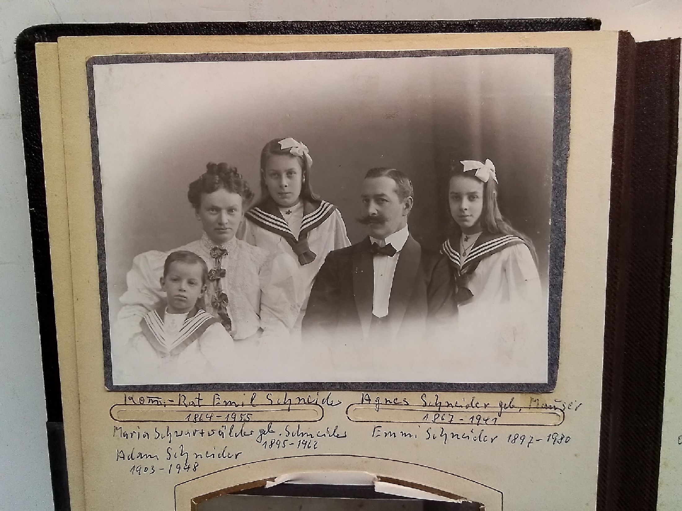 Detail e: Konvolut zur Familienhistorie des Emil Schneider (1864-1934) aus Edenkoben, Porträtdes Kommerzienrates Emil Schneider (1864-1955), Öl/Lwd, ...