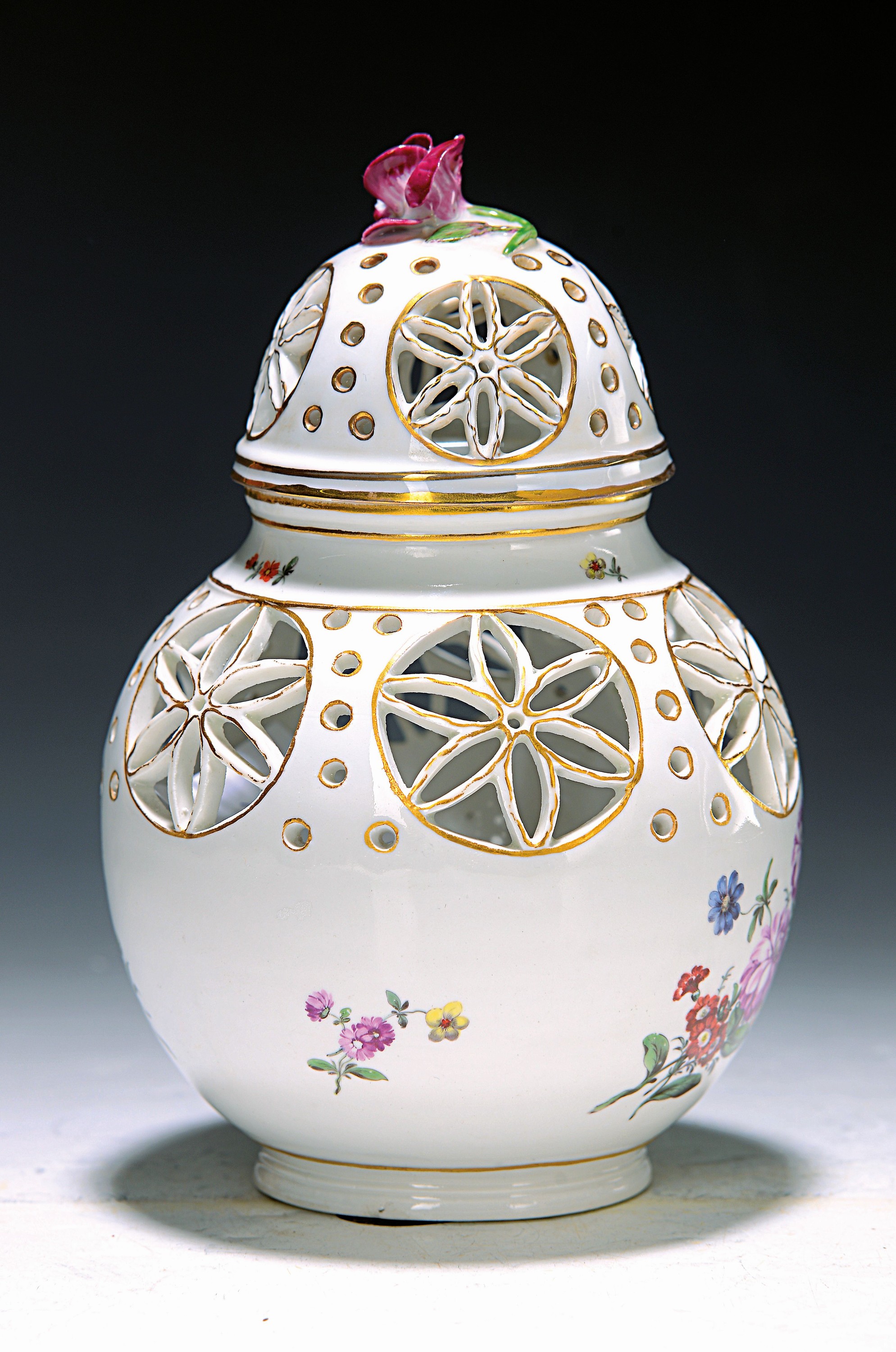 Potpourri-Vase/Duftvase, Höchst, um 1760, Porzellan, beidseitige feine Blumenbukettmalerei, Goldstaffage, Durchbrucharbeit in Form von Blumen und ...