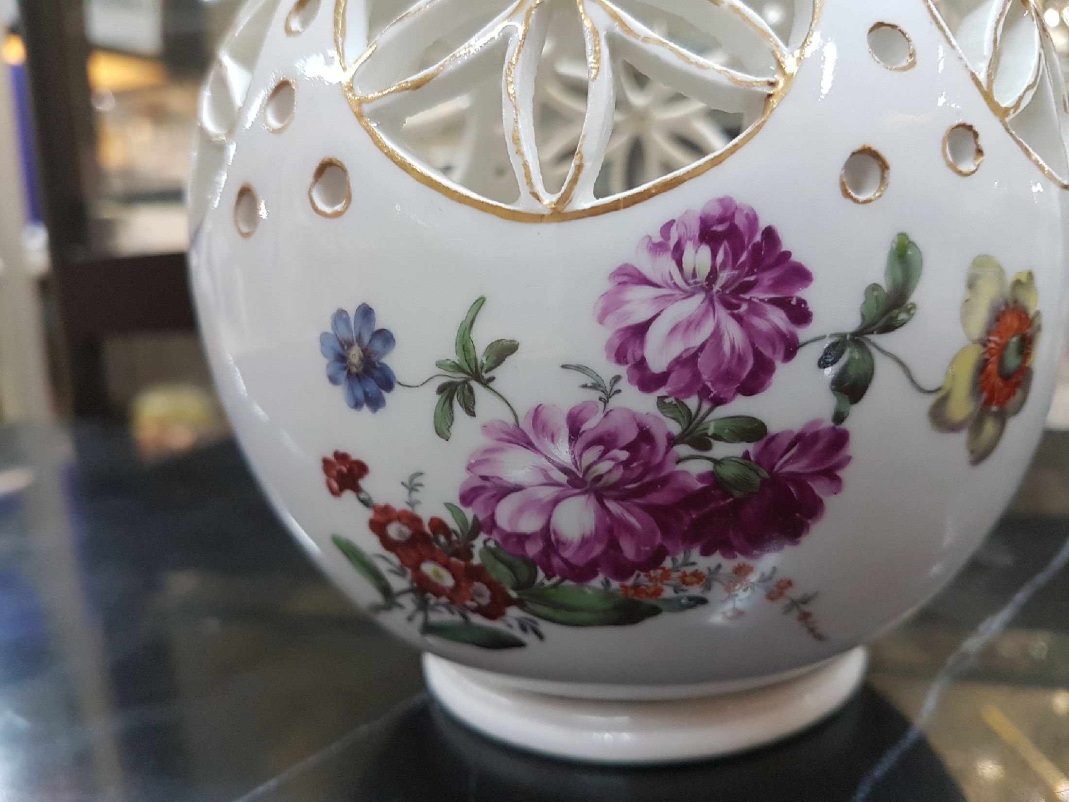 Detail e: Potpourri-Vase/Duftvase, Höchst, um 1760, Porzellan, beidseitige feine Blumenbukettmalerei, Goldstaffage, Durchbrucharbeit in Form von Blumen und ...