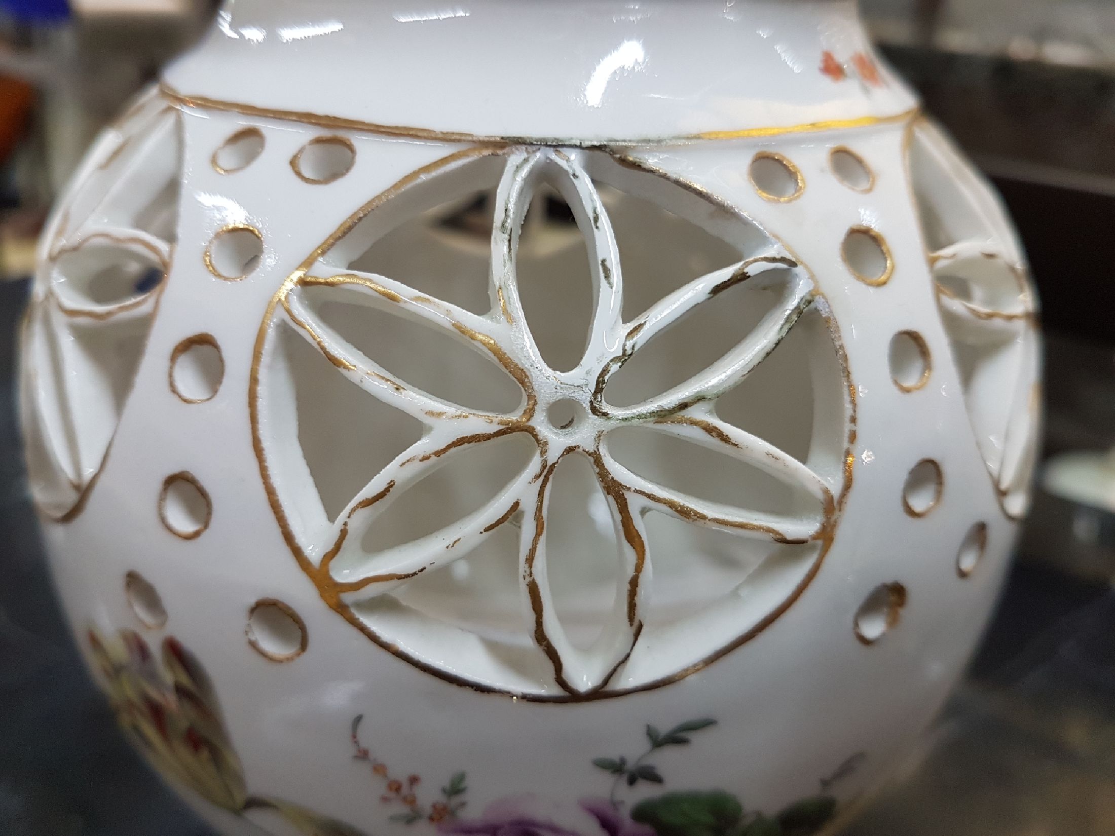 Detail f: Potpourri-Vase/Duftvase, Höchst, um 1760, Porzellan, beidseitige feine Blumenbukettmalerei, Goldstaffage, Durchbrucharbeit in Form von Blumen und ...