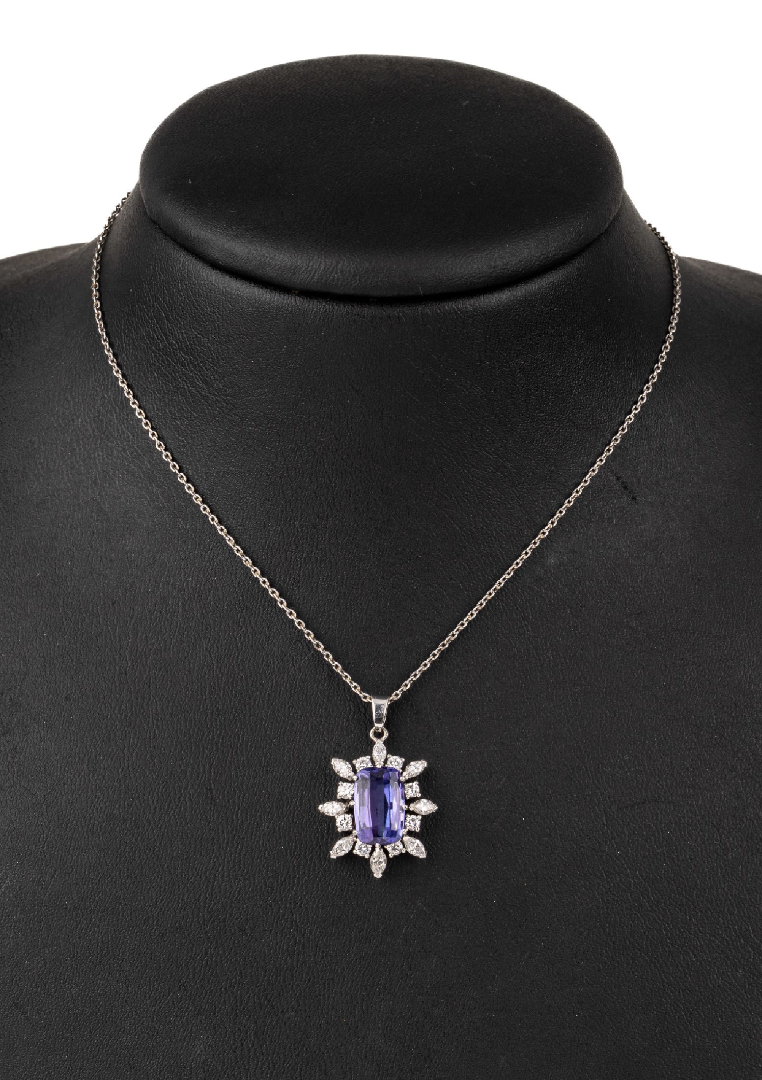 14 kt Gold Tansanit-Diamant-Anhänger, WG 590/000, mittig Tansanit im Treppenschliff ca.3.26 ct, umgeben von 8 Diamantnavettes und 8 Brillanten zus. ...