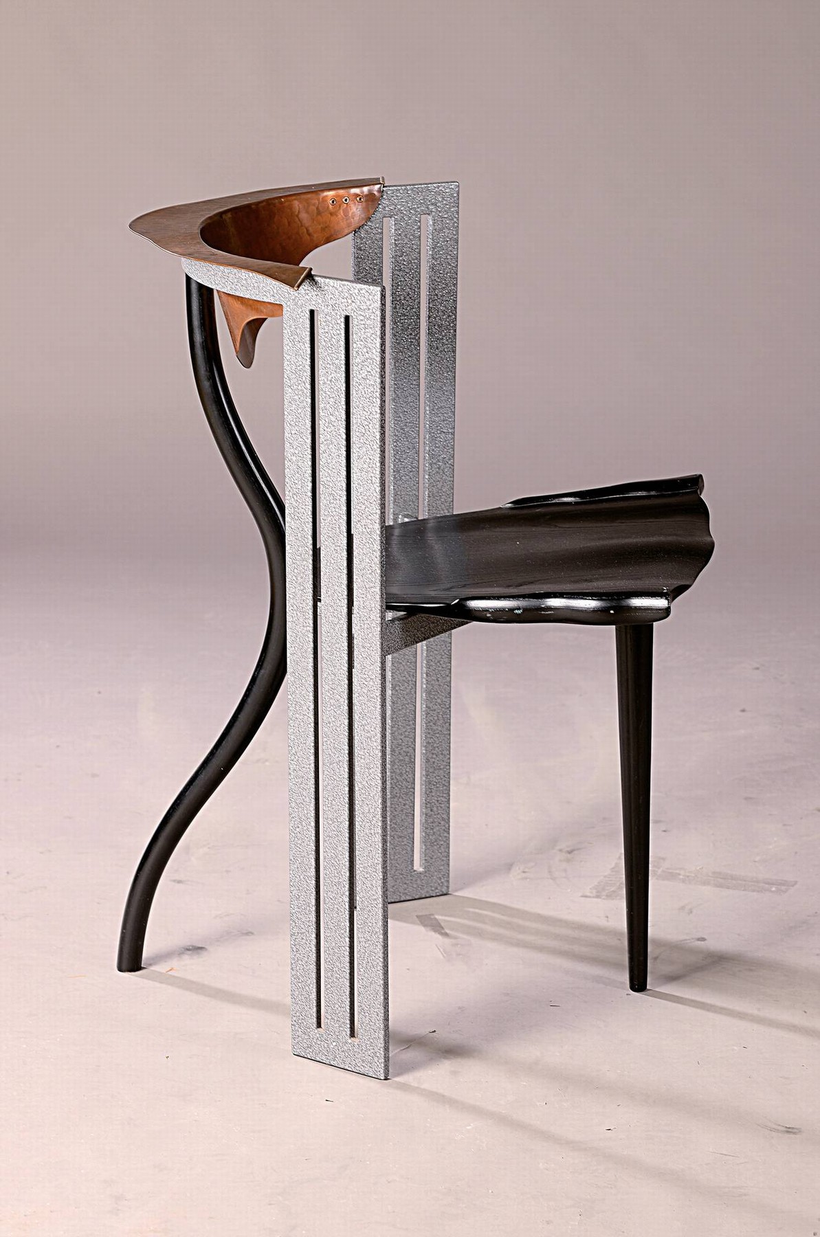 Detail a: Borek Sipek, 1949 Prag - 2016, Ota Otanek Chair, Objektstuhl, Entwurf 1988, Ausführung Vittra, Stahl und Kupfer, Sitzfläche schwarz lackierte Eiche ...