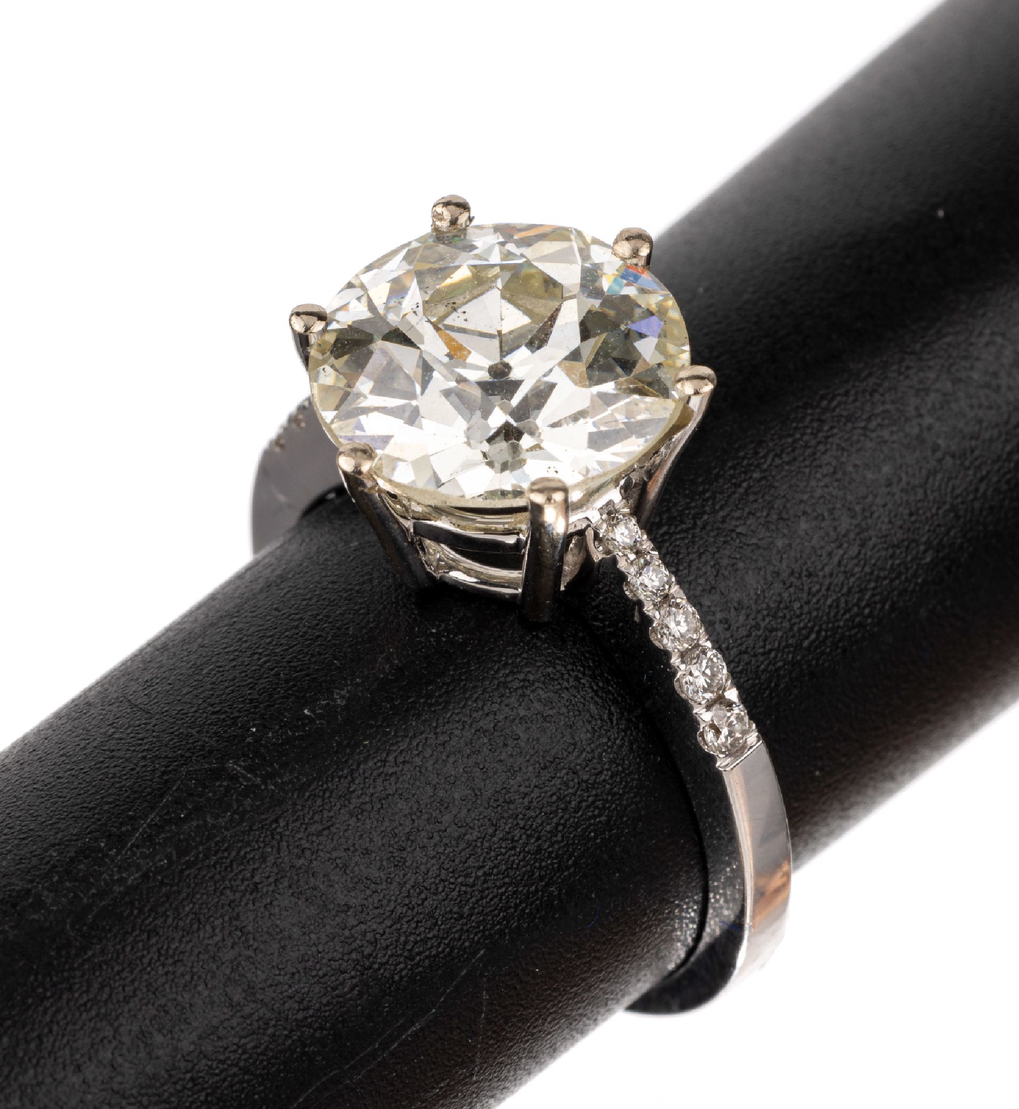 18 kt Gold Diamant-Ring, WG 750/000, mittigAltschliffdiamant ca. 4.61 ct get.Weiß/si, Ringschultern mit 10 Brillanten zus. ca. 0.14 ct Weiß/si, RW ...