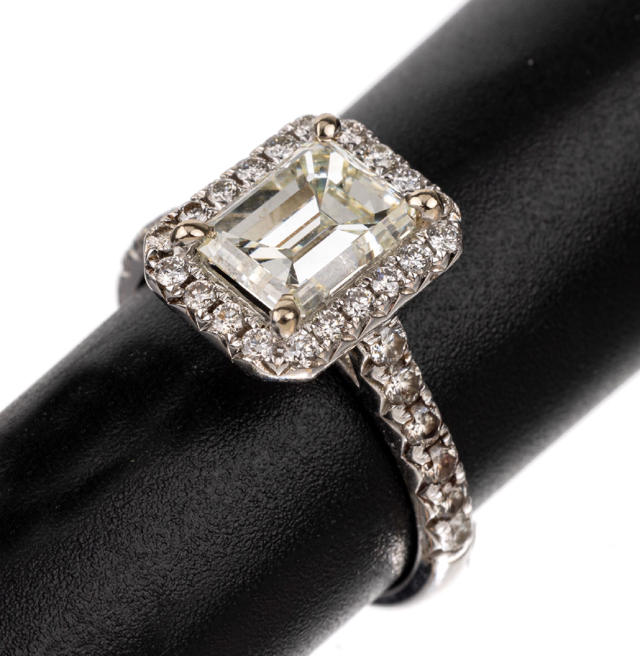 18 kt Gold Diamant-Ring, WG 750/000, mittigDiamant im Smaragd-Schliff ca. 2.02 ct Getönt/si, umgeben von 32 Brillanten zus. ca. 0.65 ct ...
