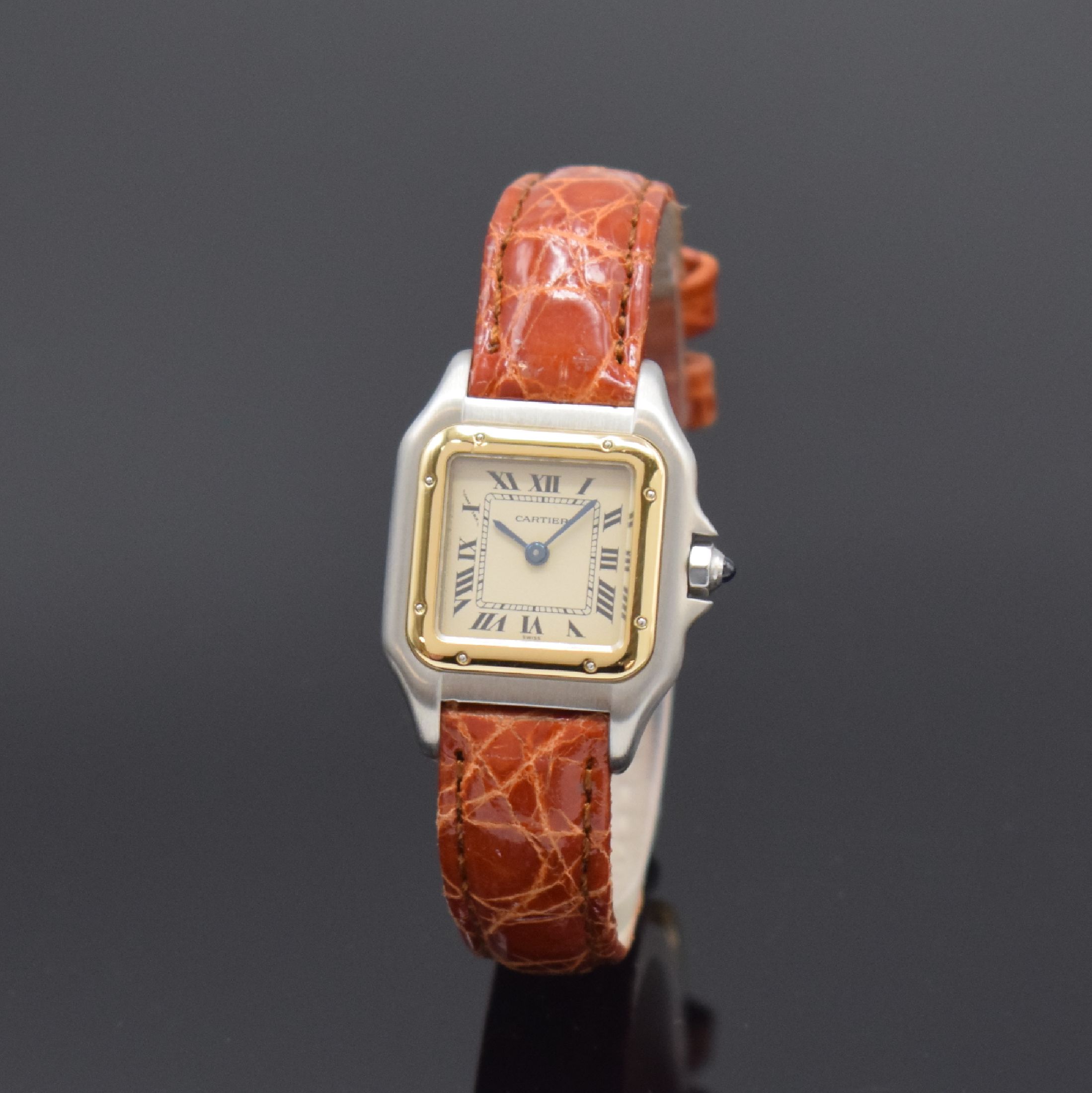 CARTIER Panthere Damenarmbanduhr Referenz 1057917C, Schweiz um 1990, quarz, Boden mit Widmungsgravur 8-fach verschr., Schmuckkrone, Lederband, ...