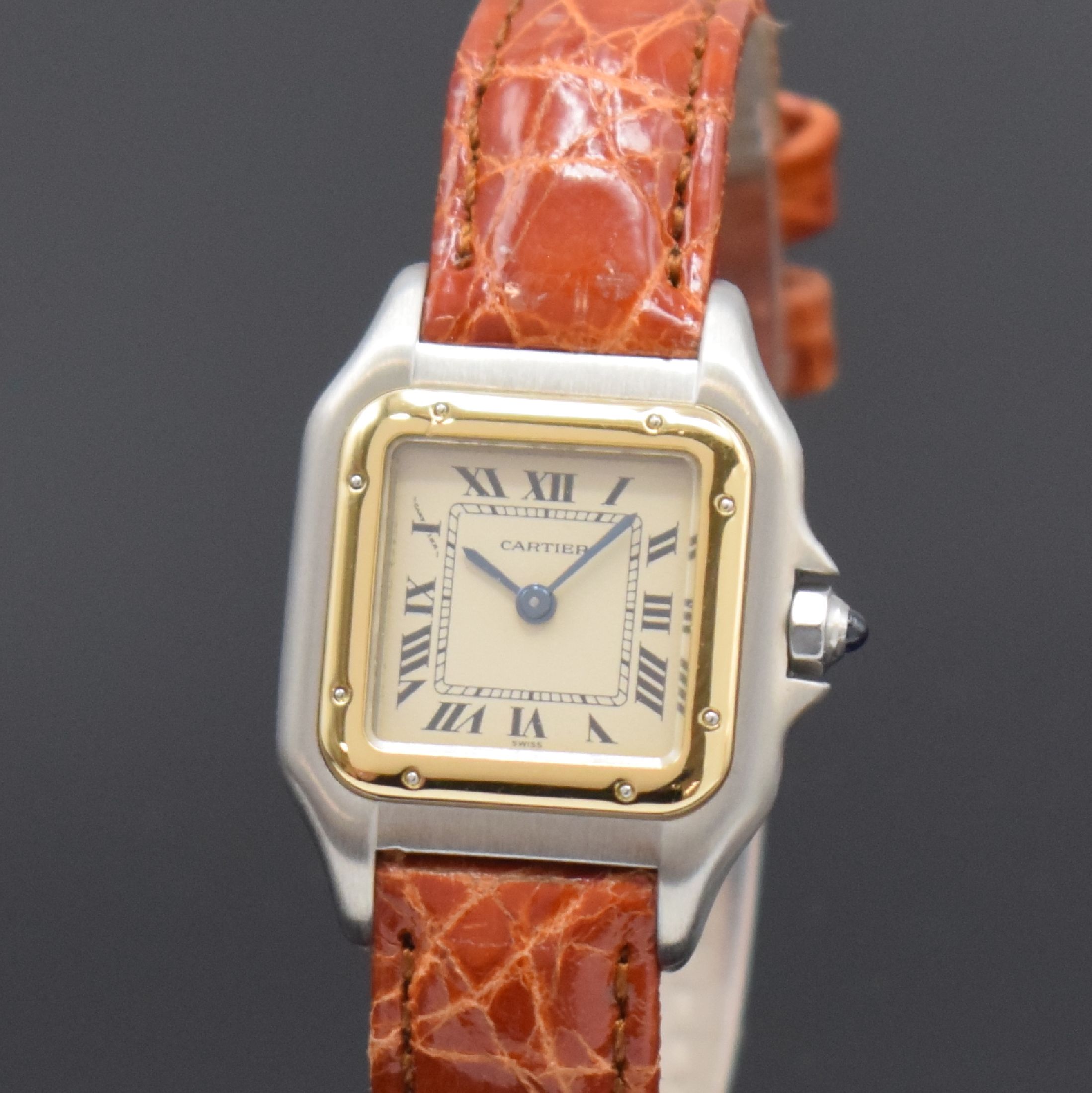 Detail a: CARTIER Panthere Damenarmbanduhr Referenz 1057917C, Schweiz um 1990, quarz, Boden mit Widmungsgravur 8-fach verschr., Schmuckkrone, Lederband, ...