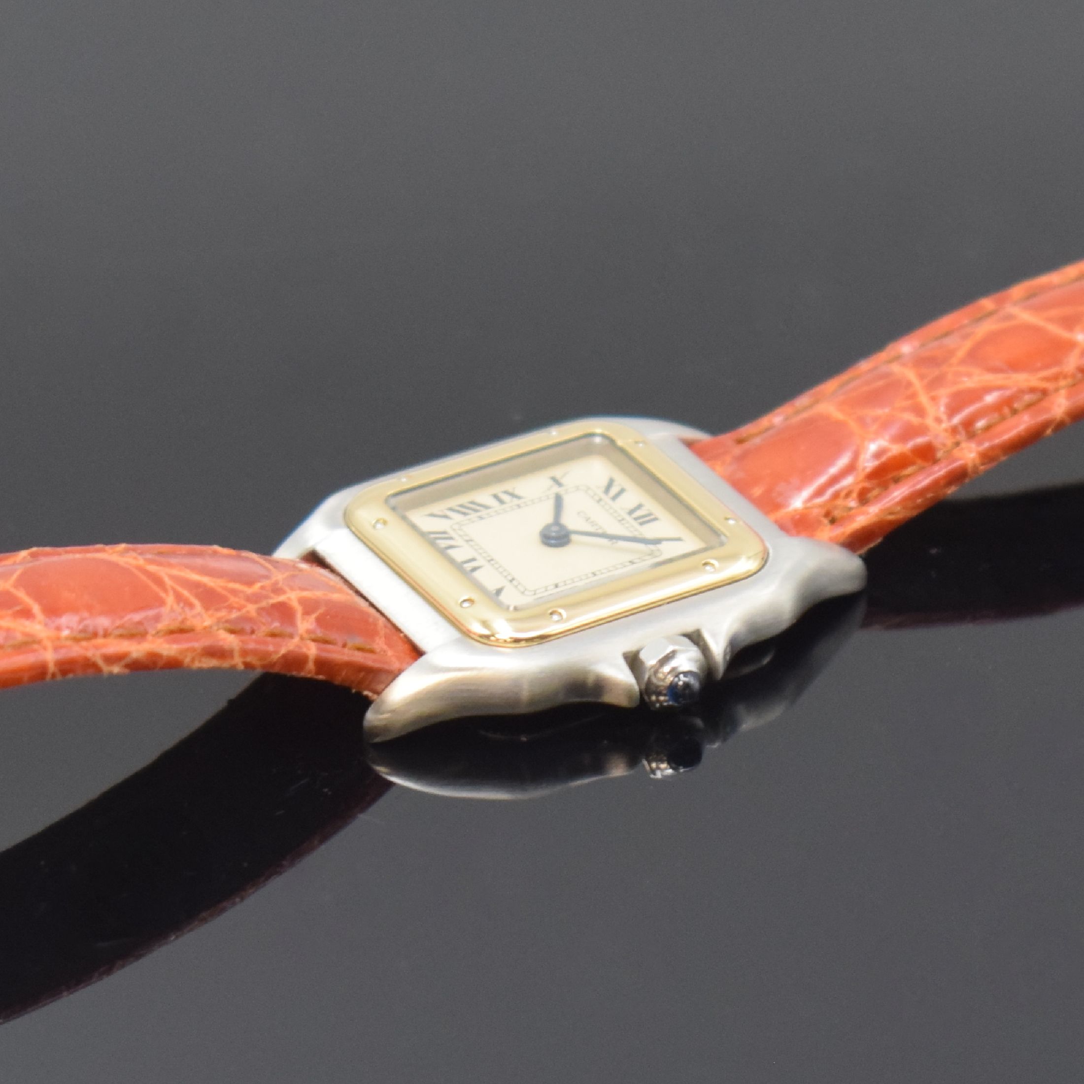 Detail b: CARTIER Panthere Damenarmbanduhr Referenz 1057917C, Schweiz um 1990, quarz, Boden mit Widmungsgravur 8-fach verschr., Schmuckkrone, Lederband, ...