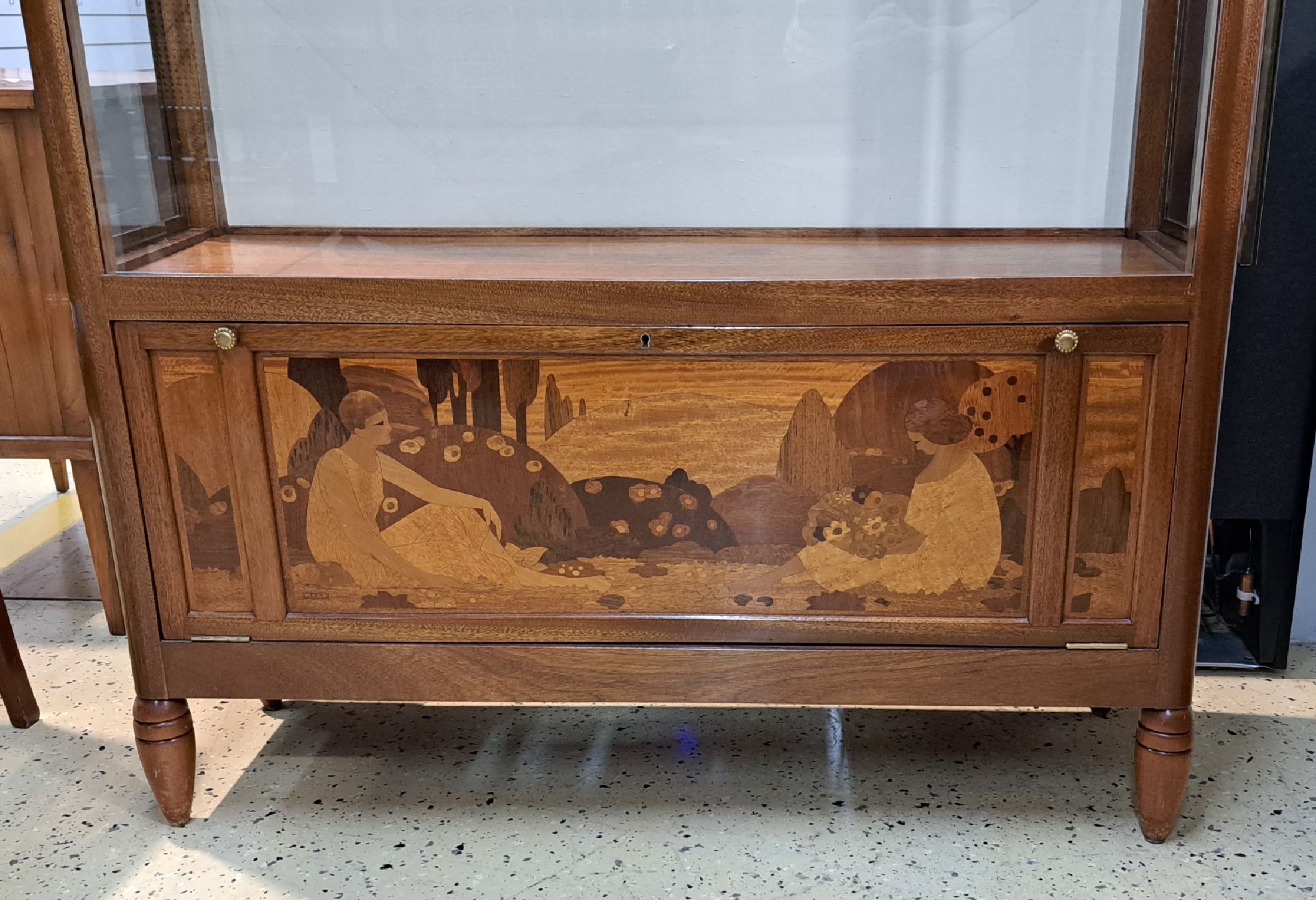 Detail a: Seltene Jugendstilvitrine, Frankreich, um 1900, aus der Werkstatt von "Maurice Gaillard", Frontklappe sowie Seitenteile mit aufwendiger ...