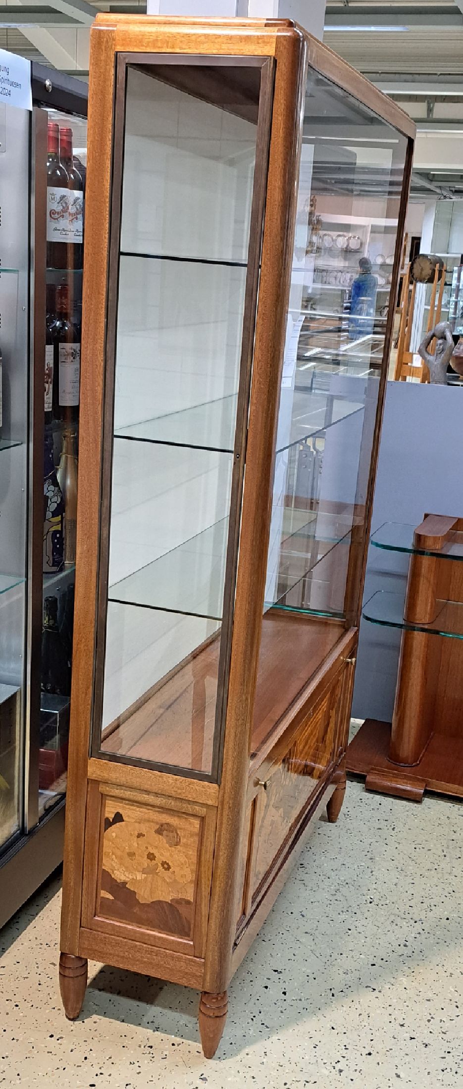 Detail b: Seltene Jugendstilvitrine, Frankreich, um 1900, aus der Werkstatt von "Maurice Gaillard", Frontklappe sowie Seitenteile mit aufwendiger ...