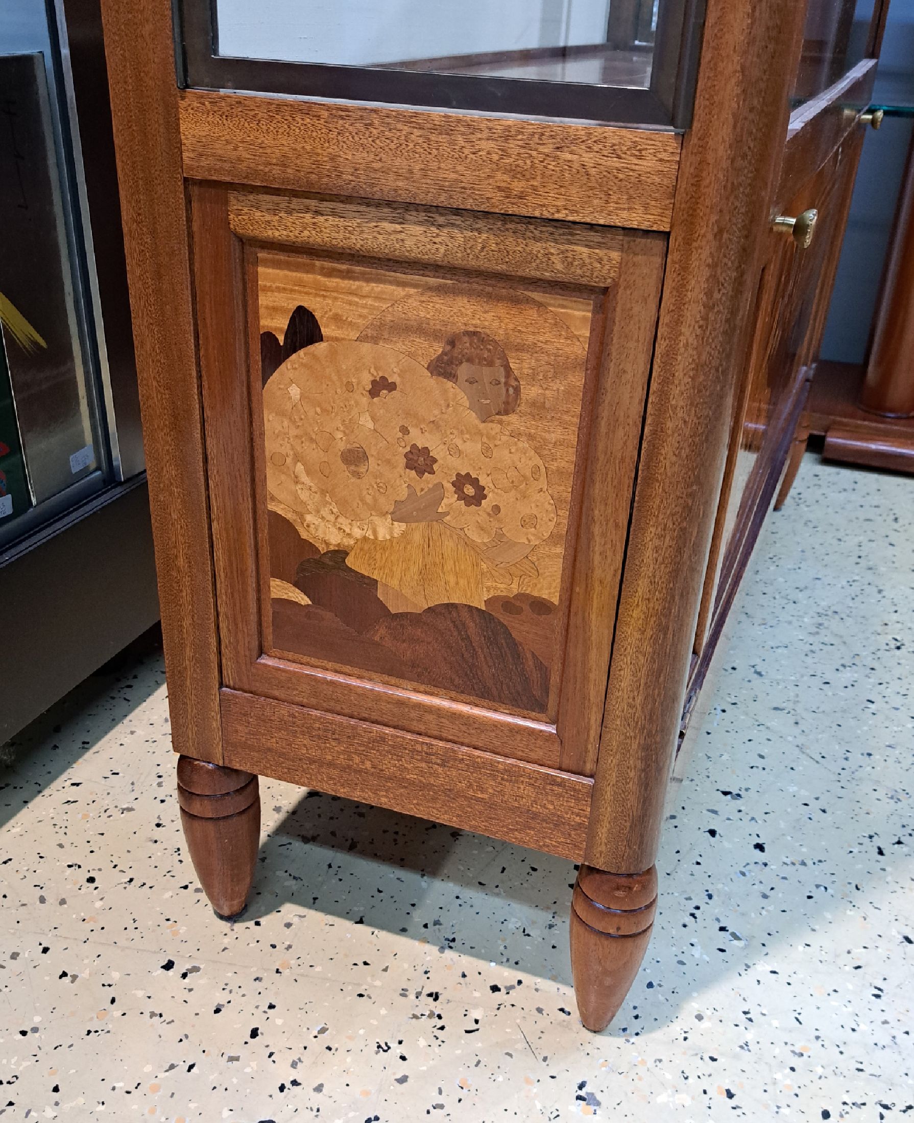 Detail c: Seltene Jugendstilvitrine, Frankreich, um 1900, aus der Werkstatt von "Maurice Gaillard", Frontklappe sowie Seitenteile mit aufwendiger ...