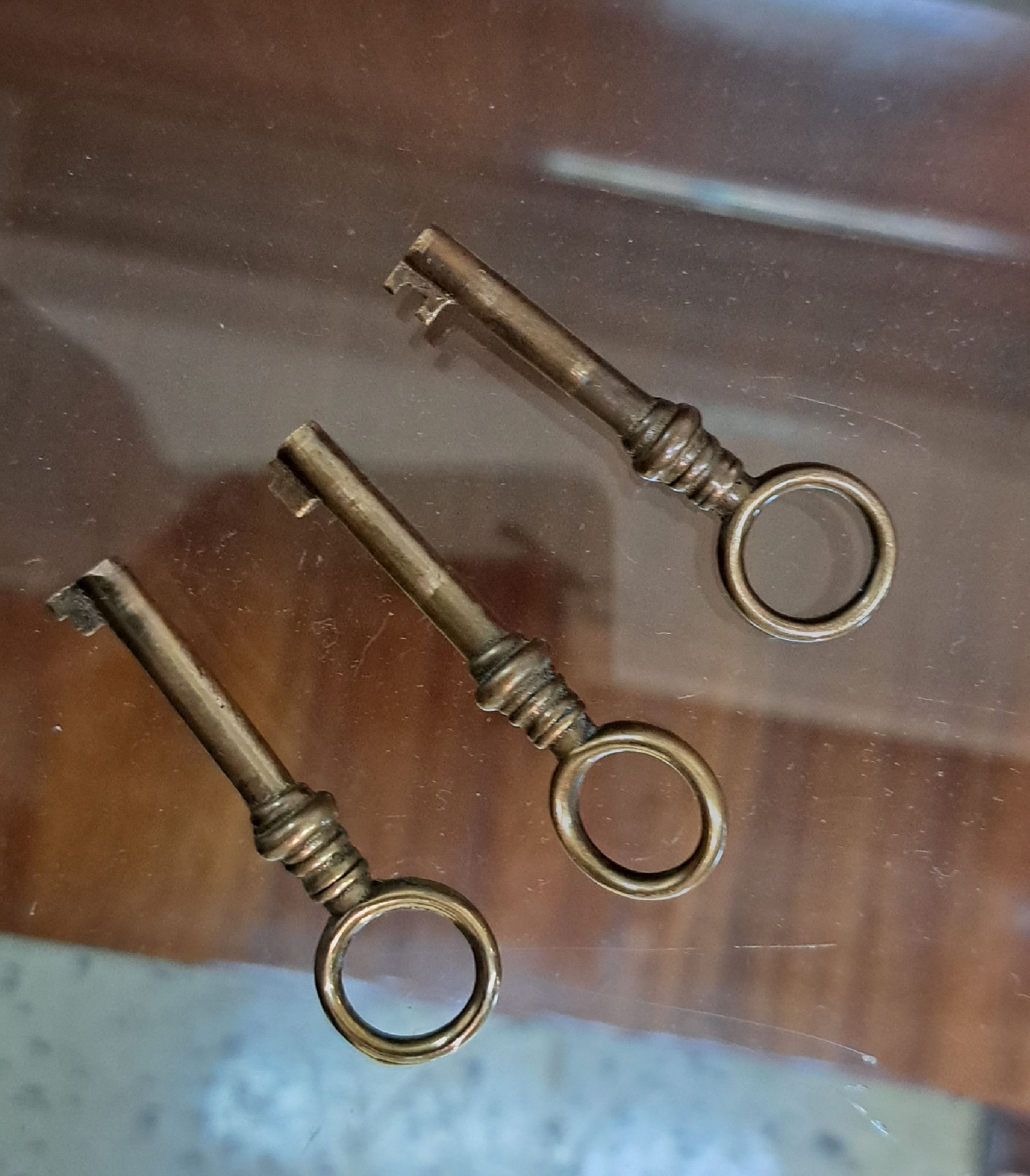 Detail d: Seltene Jugendstilvitrine, Frankreich, um 1900, aus der Werkstatt von "Maurice Gaillard", Frontklappe sowie Seitenteile mit aufwendiger ...