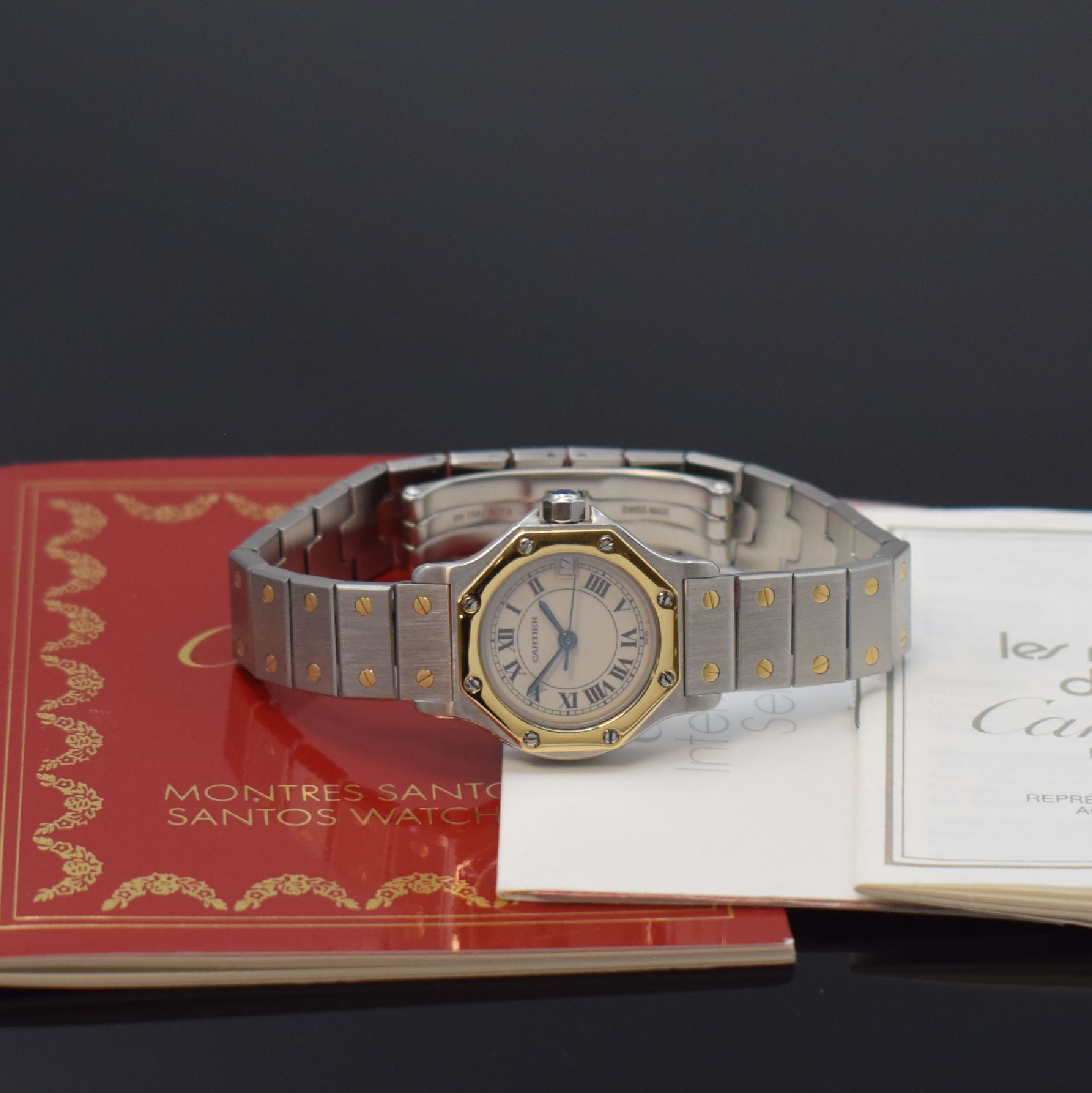 Detail e: CARTIER Damenarmbanduhr Santos Ronde Referenz 187903, Schweiz um 1995, Edelstahl/Gold kombiniert inkl. Gliederband m. dopp. Faltschl., quarz, Boden ...