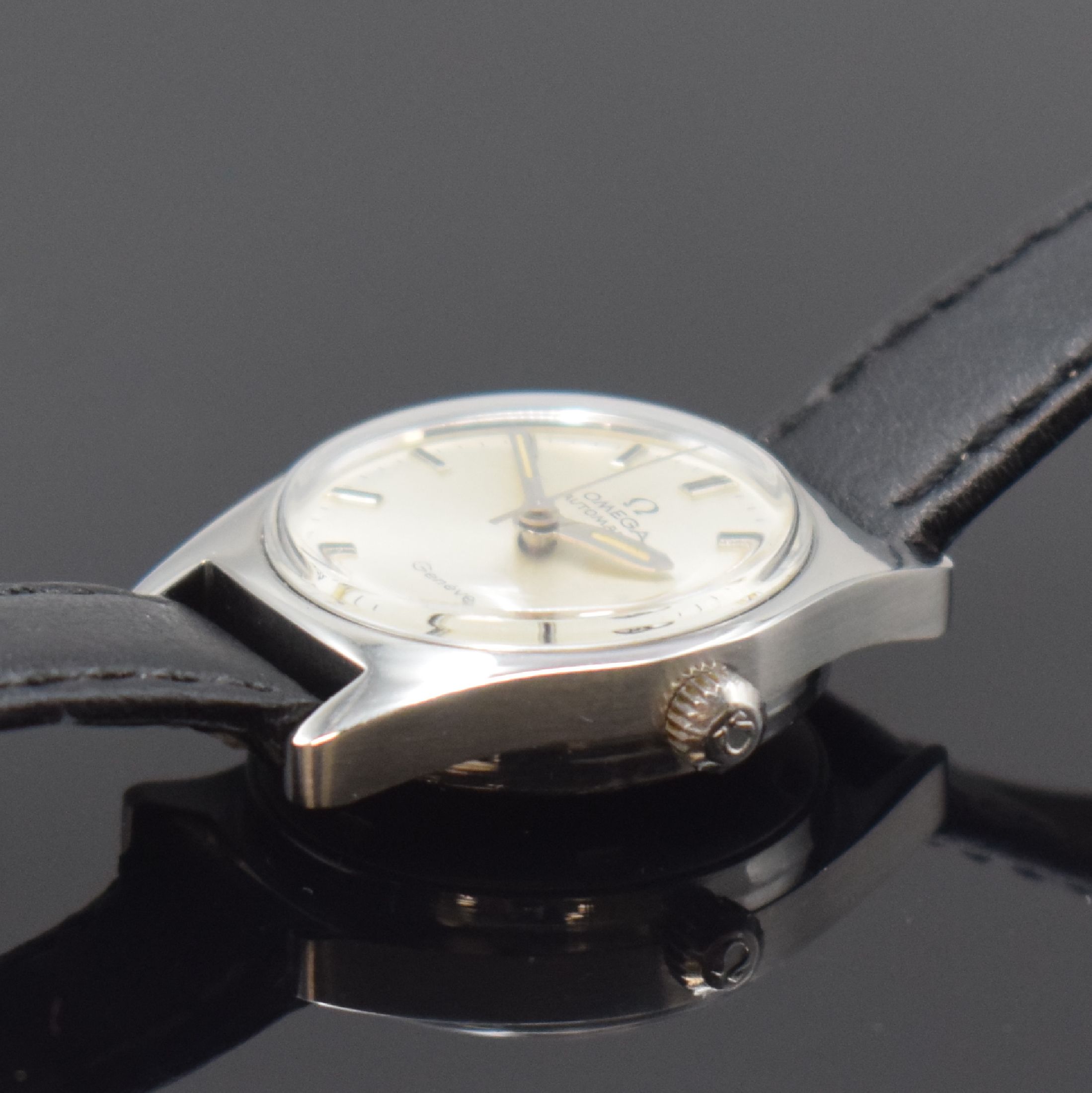 Detail b: OMEGA Geneve Damenarmbanduhr Referenz 566.036, Automatik, Schweiz um 1970, Edelstahlgeh., Boden verschr., silb. Zifferbl. m. aufgel. Indizes, Werk ...
