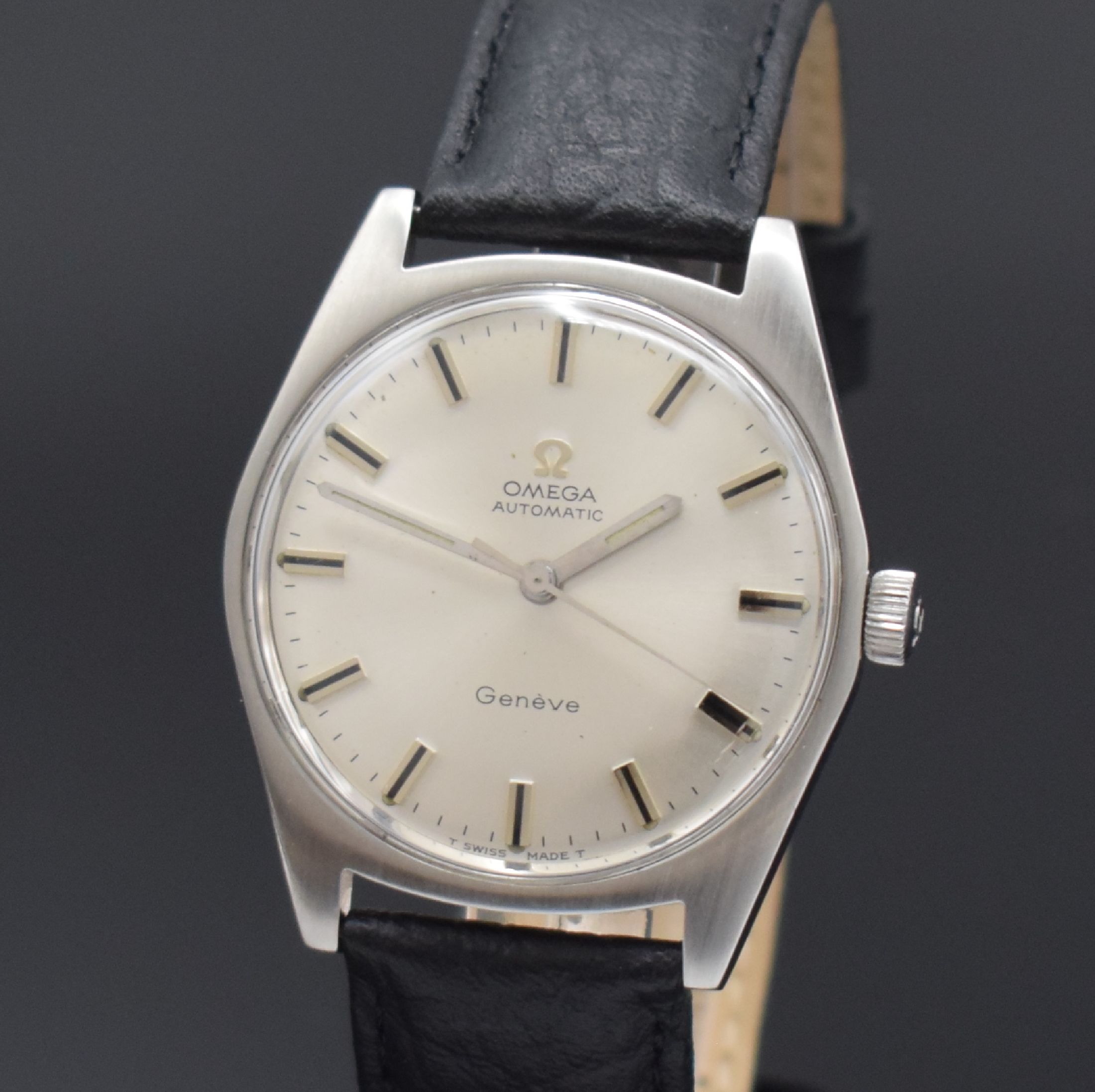 Detail a: OMEGA Herrenarmbanduhr Geneve Referenz 165.041, Automatik, Schweiz um 1969, Edelstahlgeh., Boden verschr., silb. Zifferbl. m. aufgel. Indizes, Anz. ...
