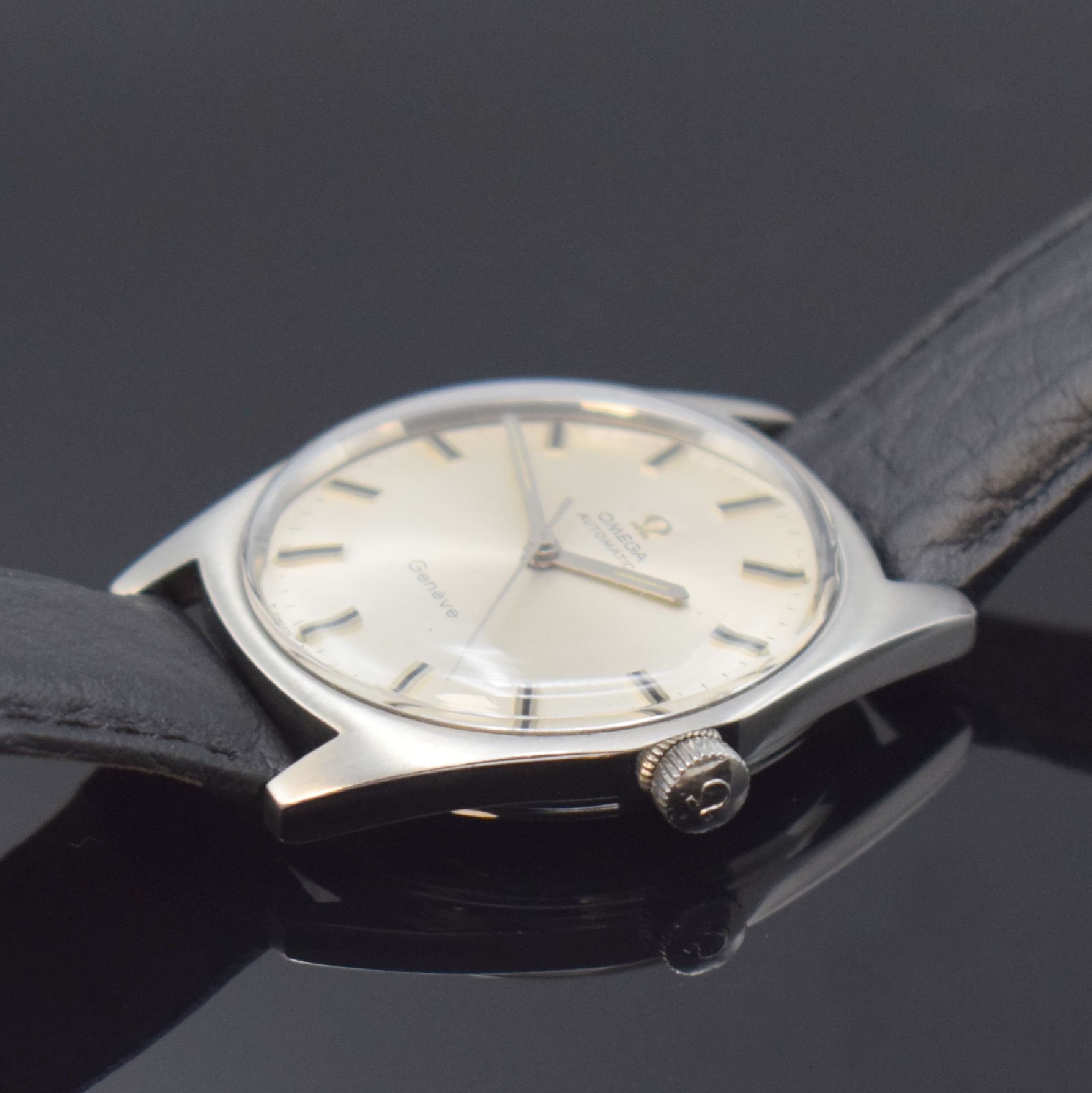 Detail b: OMEGA Herrenarmbanduhr Geneve Referenz 165.041, Automatik, Schweiz um 1969, Edelstahlgeh., Boden verschr., silb. Zifferbl. m. aufgel. Indizes, Anz. ...
