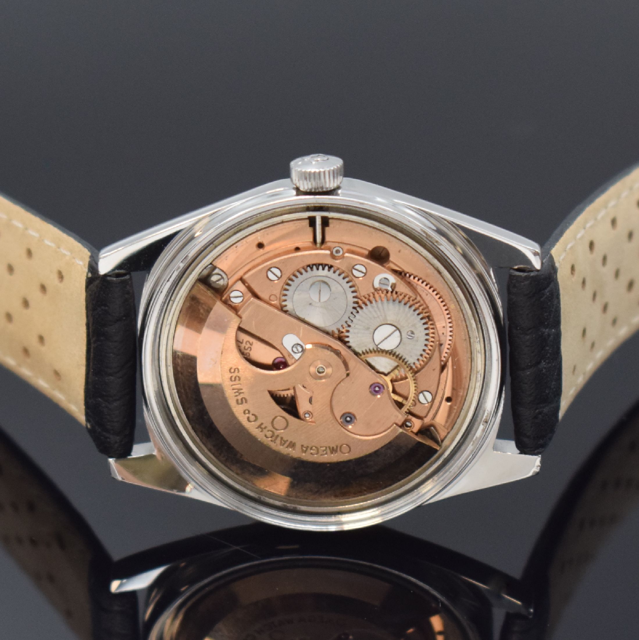 Detail d: OMEGA Herrenarmbanduhr Geneve Referenz 165.041, Automatik, Schweiz um 1969, Edelstahlgeh., Boden verschr., silb. Zifferbl. m. aufgel. Indizes, Anz. ...