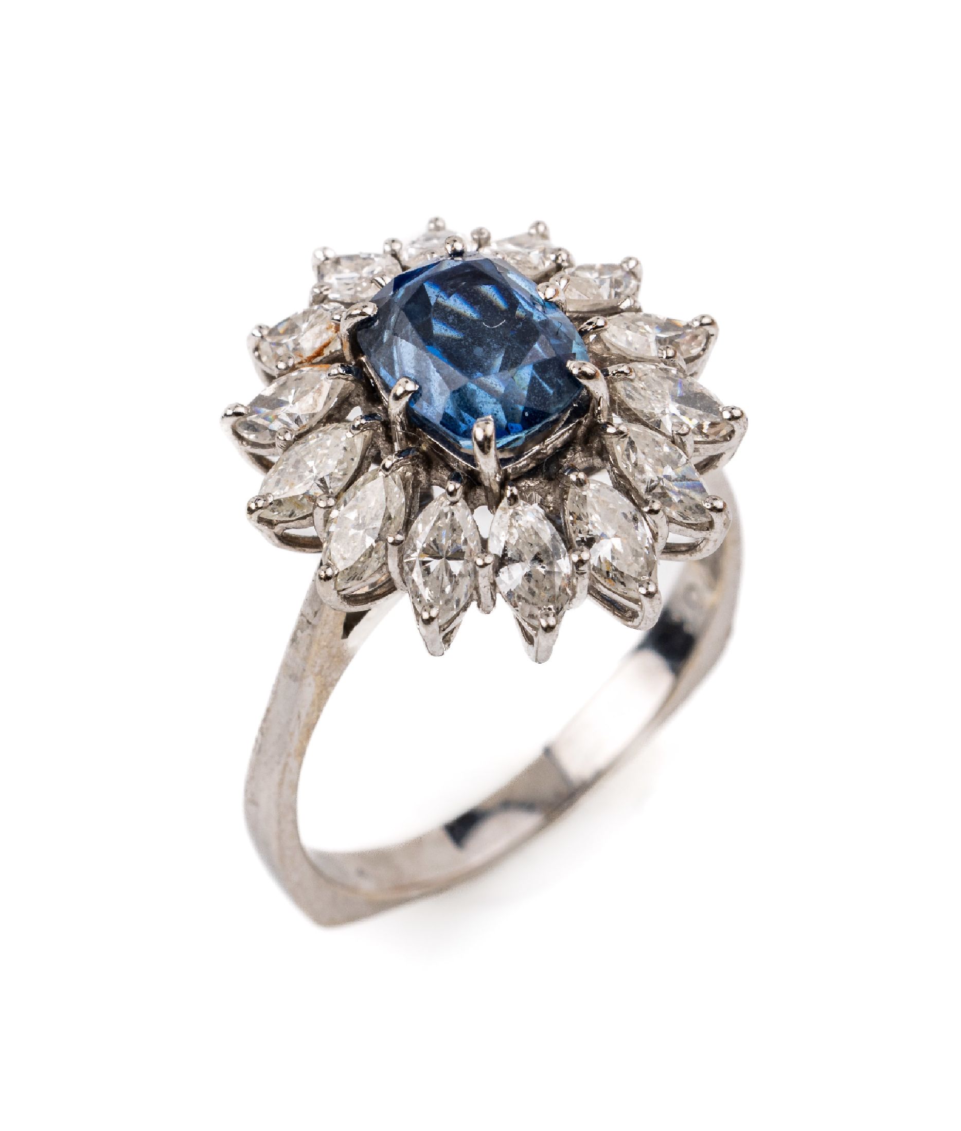 14 kt Gold Saphir-Diamant-Ring, WG 585/000, ovalfacett. Saphir ca. 1.90 ct, 14 Diamant-Navettes zus. ca. 1.12 ct Weiß/si, total ca. 4.3 g, RW 54.5