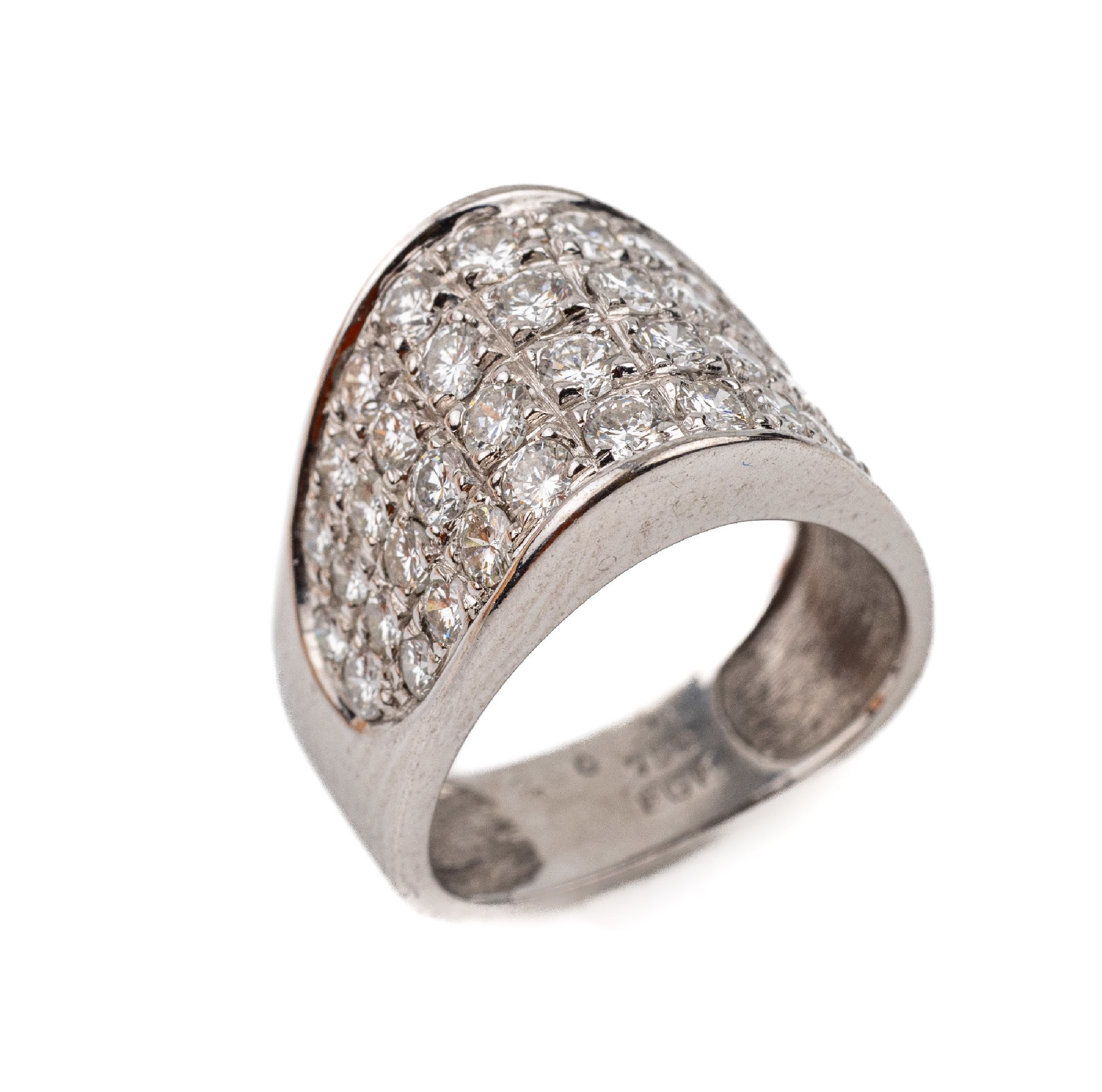 18 kt Gold Brillant-Ring, WG 750/000, 40 Brillanten zus. ca. 2.0 ct (grav.) feines Weiß-Weiß/vs-si, Ringschiene in abgerundeter Triangelform, ...