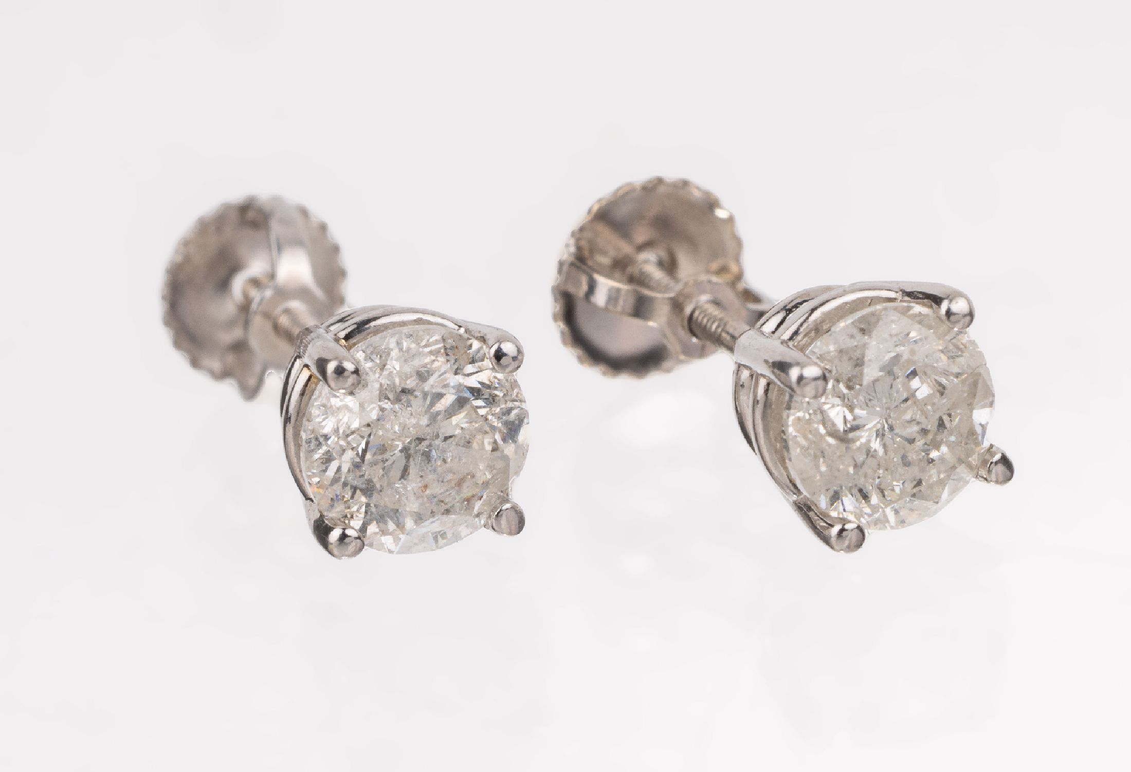 Detail a: Paar 14 kt Gold Brillant-Ohrstecker, WG 585/000, 2 Brillanten zus. ca. 1.15 ct Weiß/p 3, Schraubbrisuren