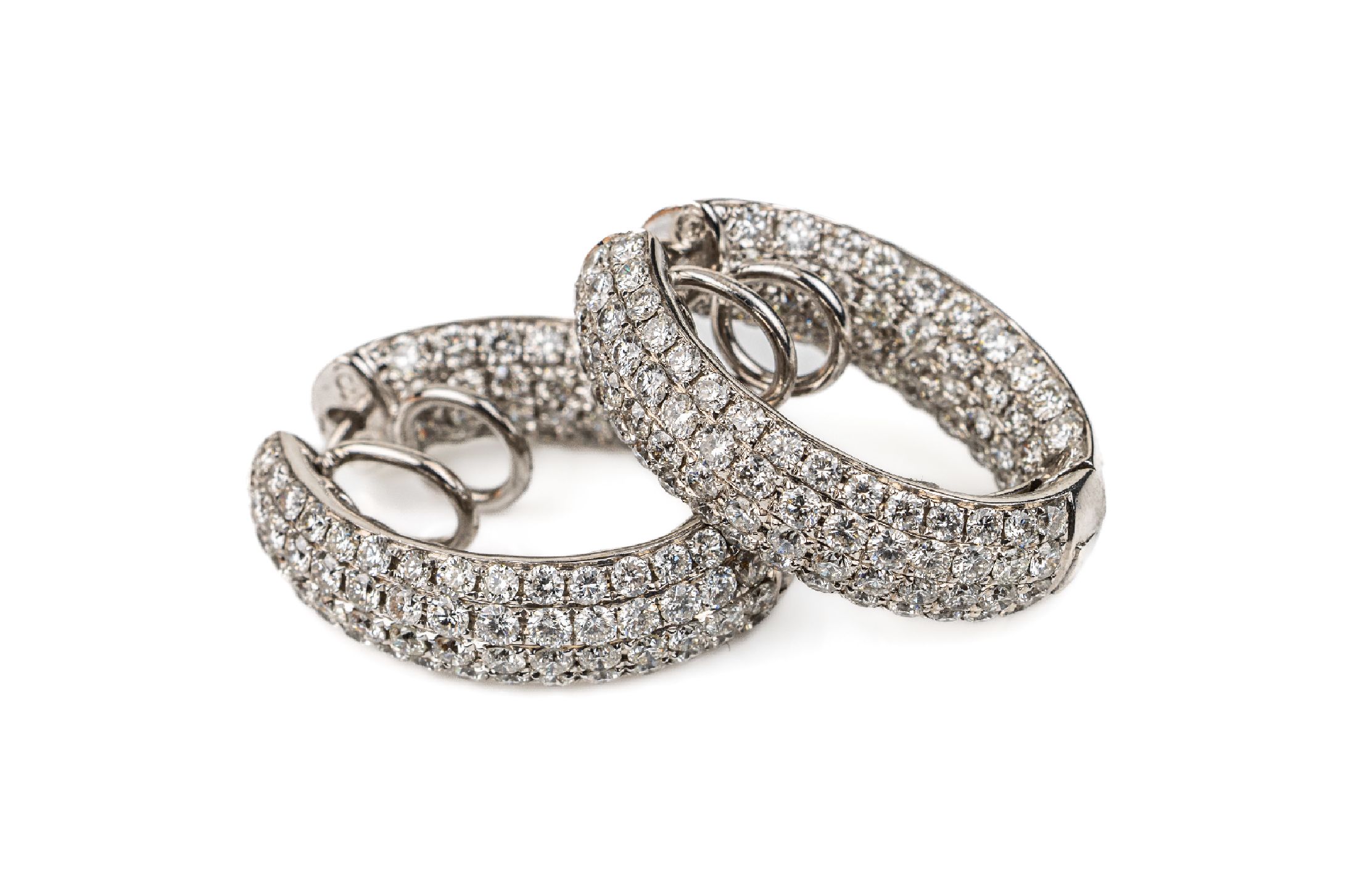 Paar 18 kt Gold Brillant-Ohrcreolen, WG 750/000, 194 Brillanten zus. ca. 5.20 ct Weiß/si, ca. 14.8 g