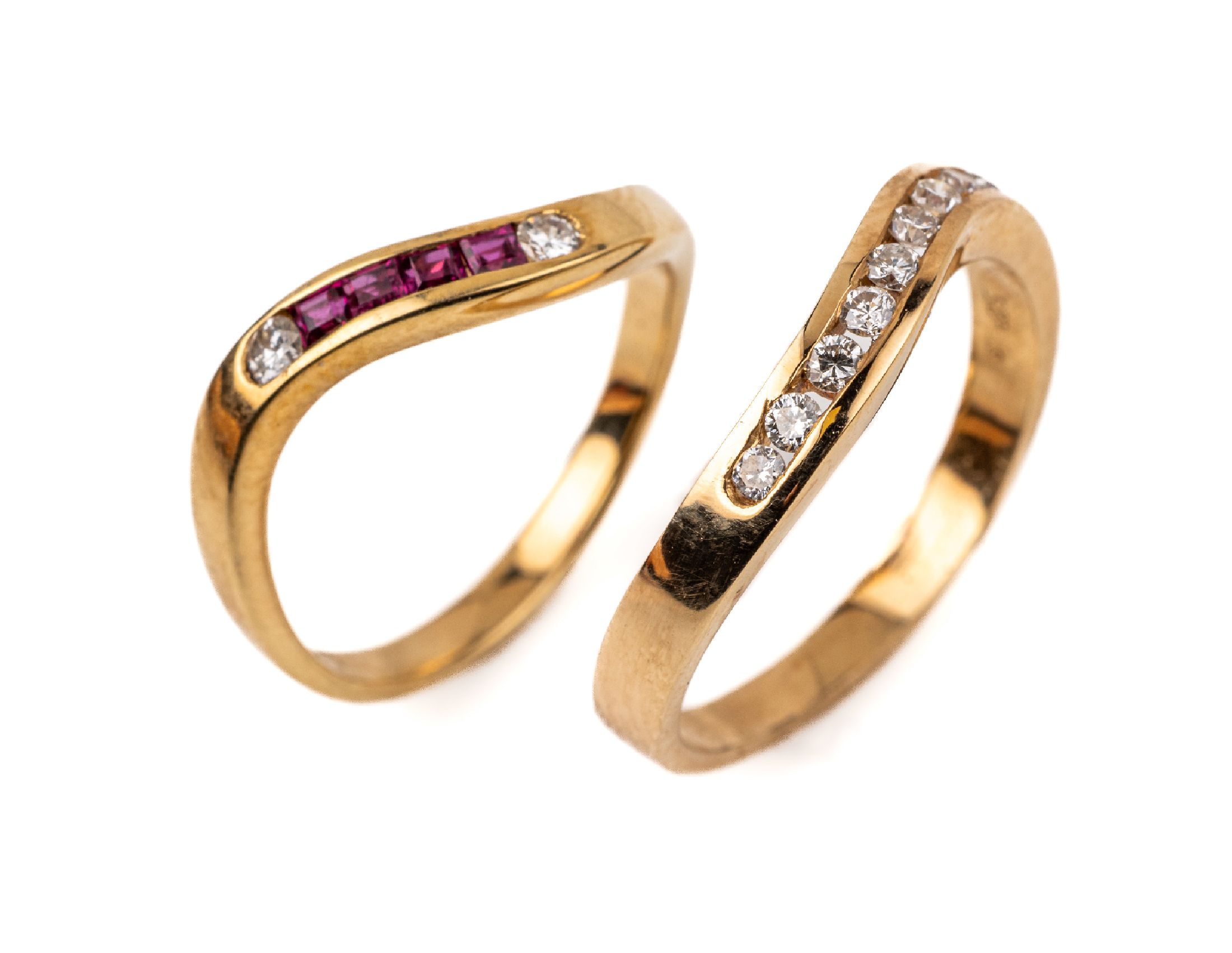 14 kt Gold Rubin Brillant Konvolut, GG 585/000, best. aus: 1 x Ring; 10 Brillanten im Kanal gefasst, zus. ca. 0.25 ct (grav.) feinesWeiß/vs-si, RW ...
