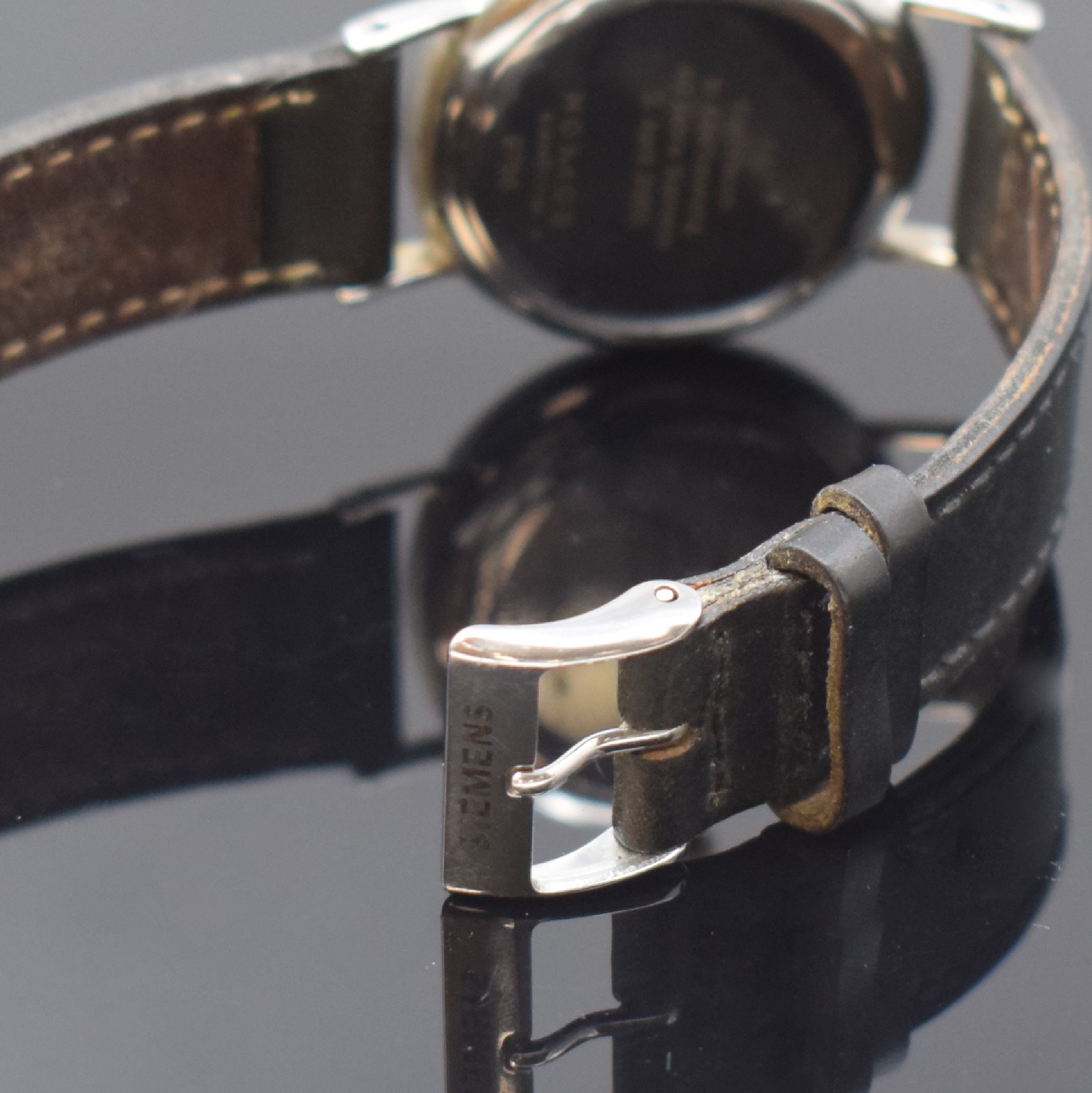 Detail b: NOMOS Herrenarmbanduhr Modell Ludwig für Siemens, Schweiz um 2002, Handaufzug, Edelstahlgeh. inkl. orig. Lederband m. Dornschl., Boden mit Widmung ...