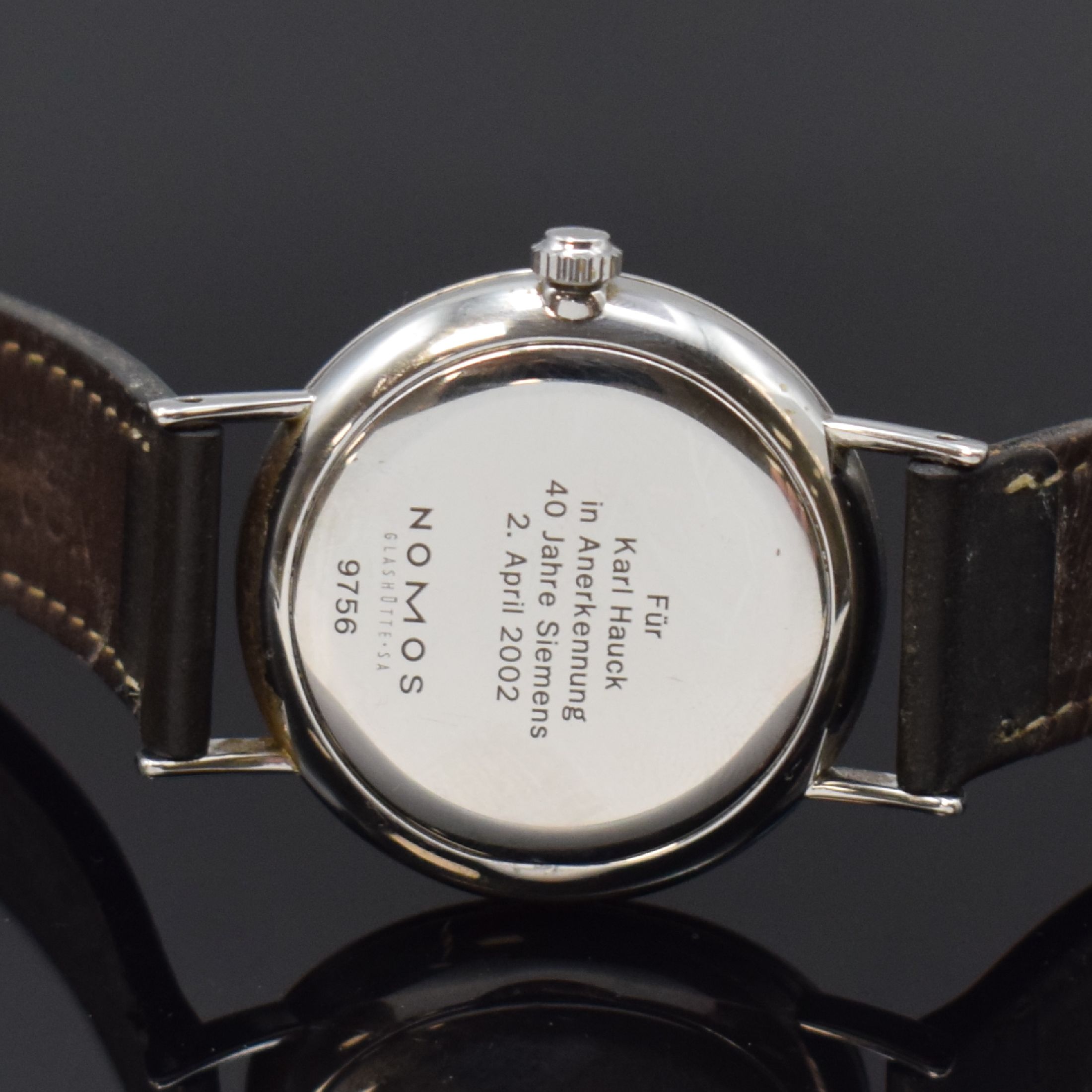 Detail c: NOMOS Herrenarmbanduhr Modell Ludwig für Siemens, Schweiz um 2002, Handaufzug, Edelstahlgeh. inkl. orig. Lederband m. Dornschl., Boden mit Widmung ...