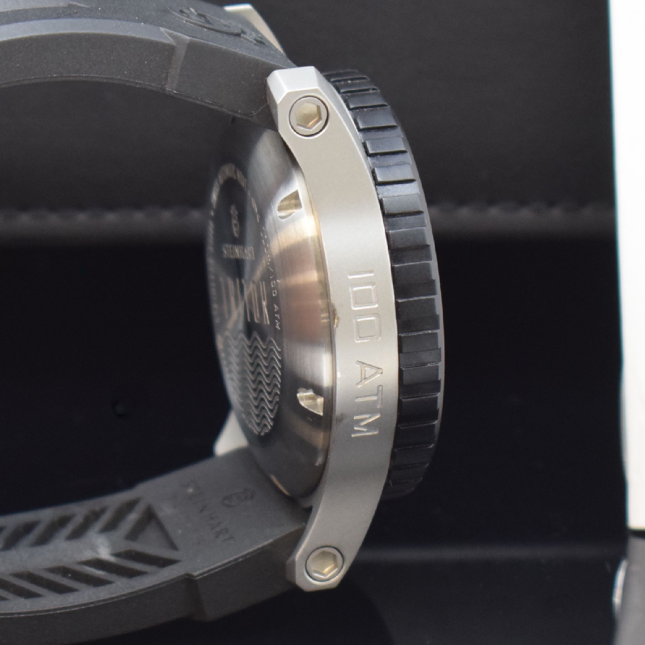Detail e: STEINHART Triton Herrenarmbanduhr, Schweiz um 2012, Automatik, verschr. Edelstahlgeh., orig. Kautschukband m. dopp. Faltschl., ab Hersteller ...