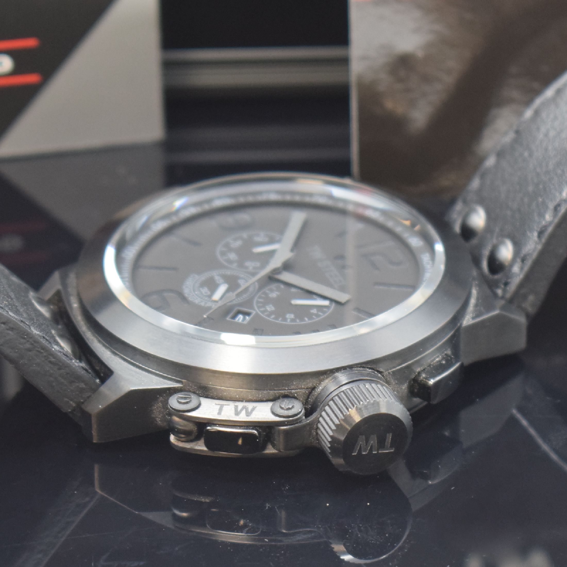 Detail c: TW STEEL Herrenarmbanduhr mit Chronograph in Stahl Referenz TW 821, Schweiz verk. lt. beil. Pap. 11/2010, quarz, Krone unter verschr. ...