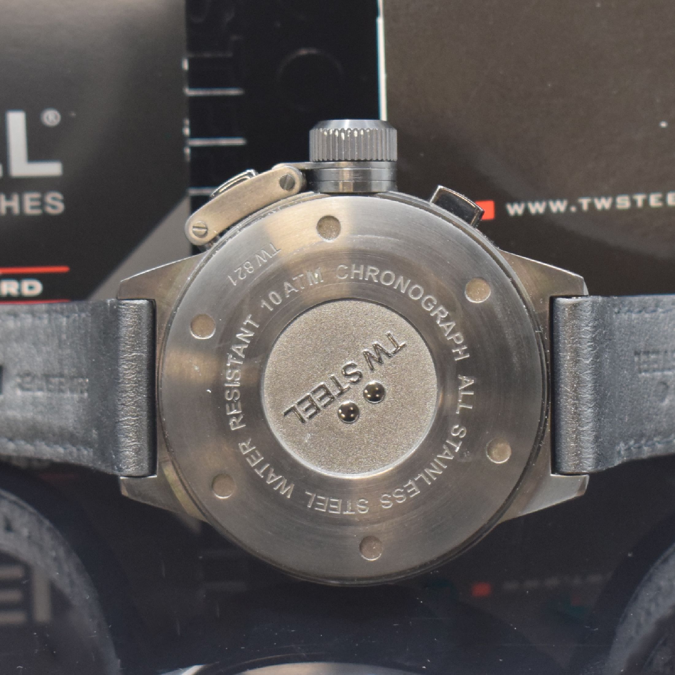 Detail d: TW STEEL Herrenarmbanduhr mit Chronograph in Stahl Referenz TW 821, Schweiz verk. lt. beil. Pap. 11/2010, quarz, Krone unter verschr. ...