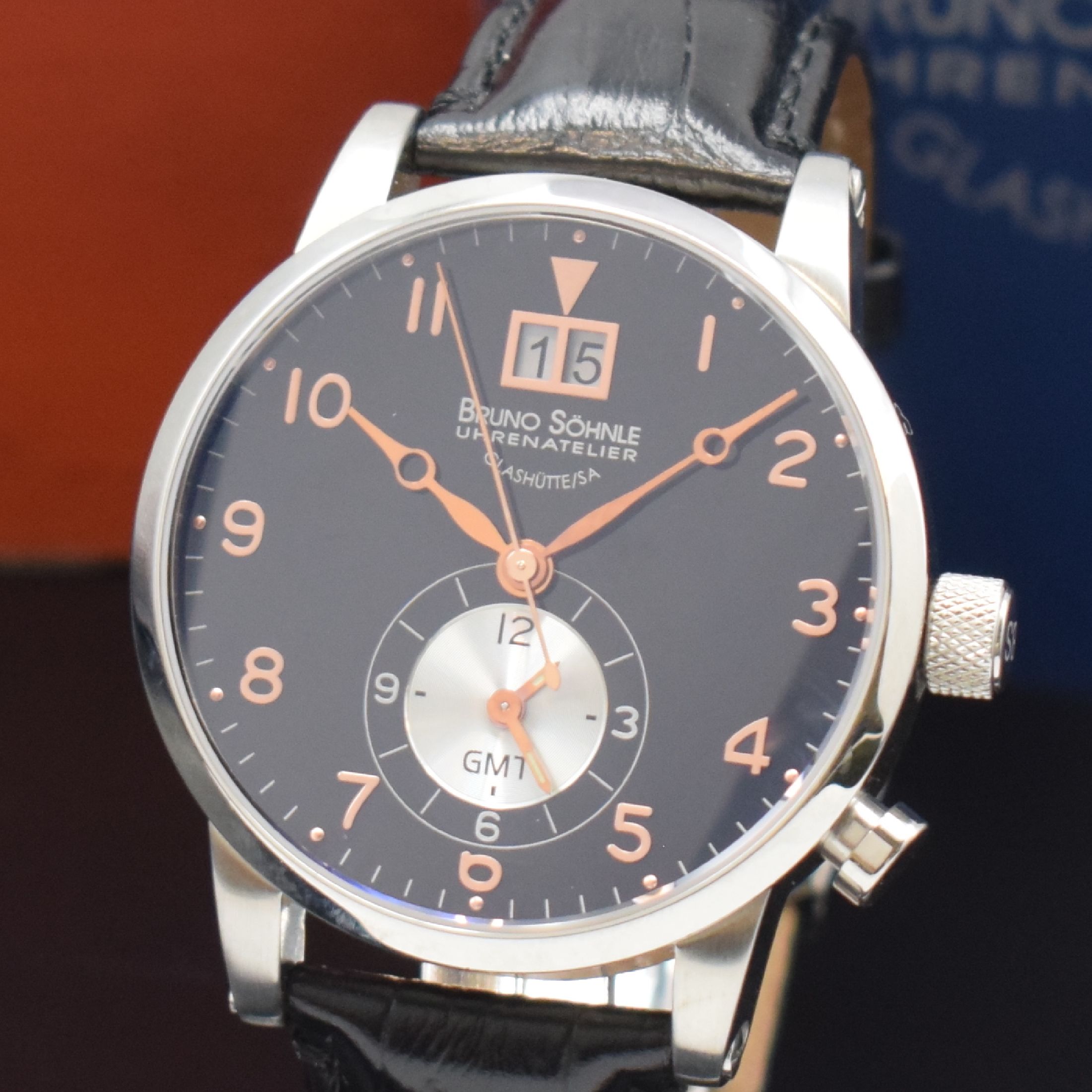Detail a: BRUNO SÖHNLE Milano GMT Herrenarmbanduhr in Stahl Referenz 1043/1044, Schweiz verk. lt. beil. Pap. 12/2009, quarz, Boden u. Krone verschr., orig. ...