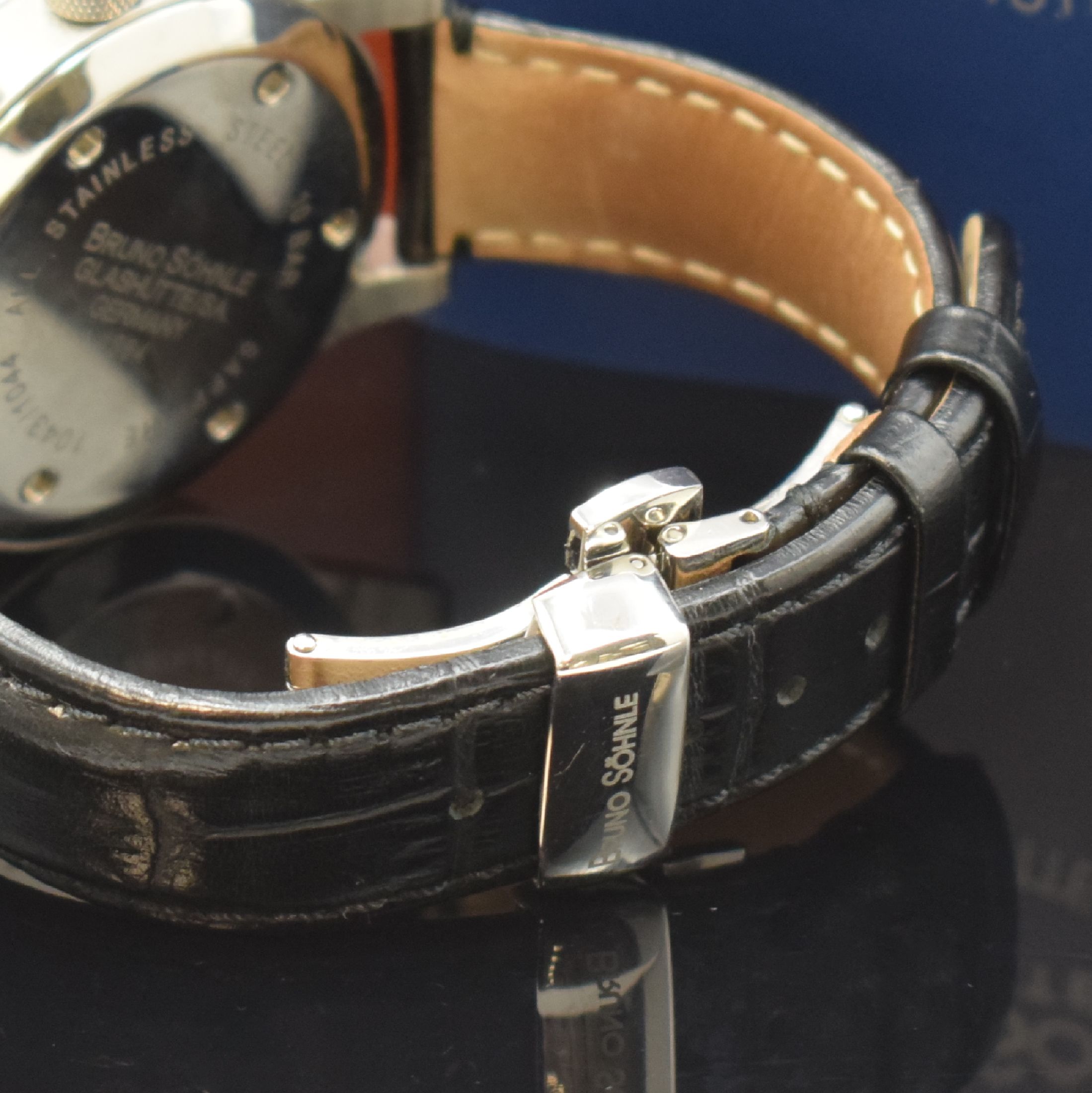 Detail b: BRUNO SÖHNLE Milano GMT Herrenarmbanduhr in Stahl Referenz 1043/1044, Schweiz verk. lt. beil. Pap. 12/2009, quarz, Boden u. Krone verschr., orig. ...