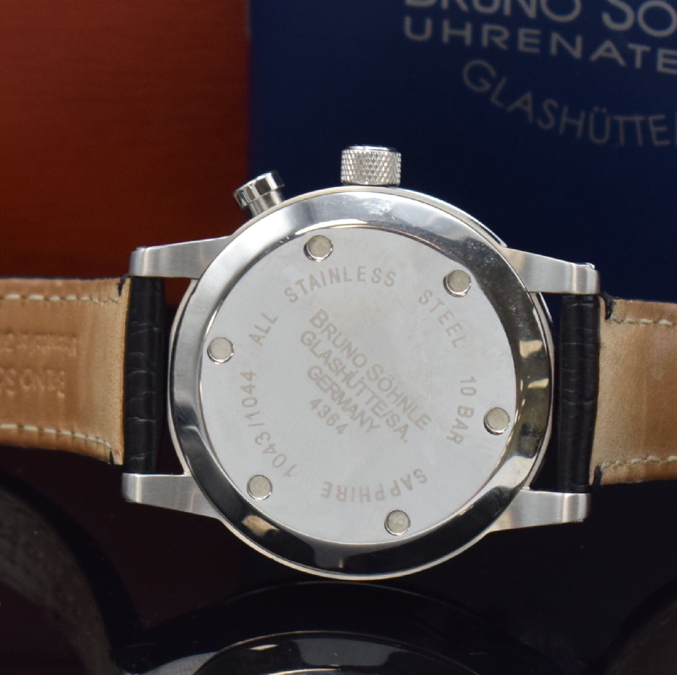 Detail d: BRUNO SÖHNLE Milano GMT Herrenarmbanduhr in Stahl Referenz 1043/1044, Schweiz verk. lt. beil. Pap. 12/2009, quarz, Boden u. Krone verschr., orig. ...