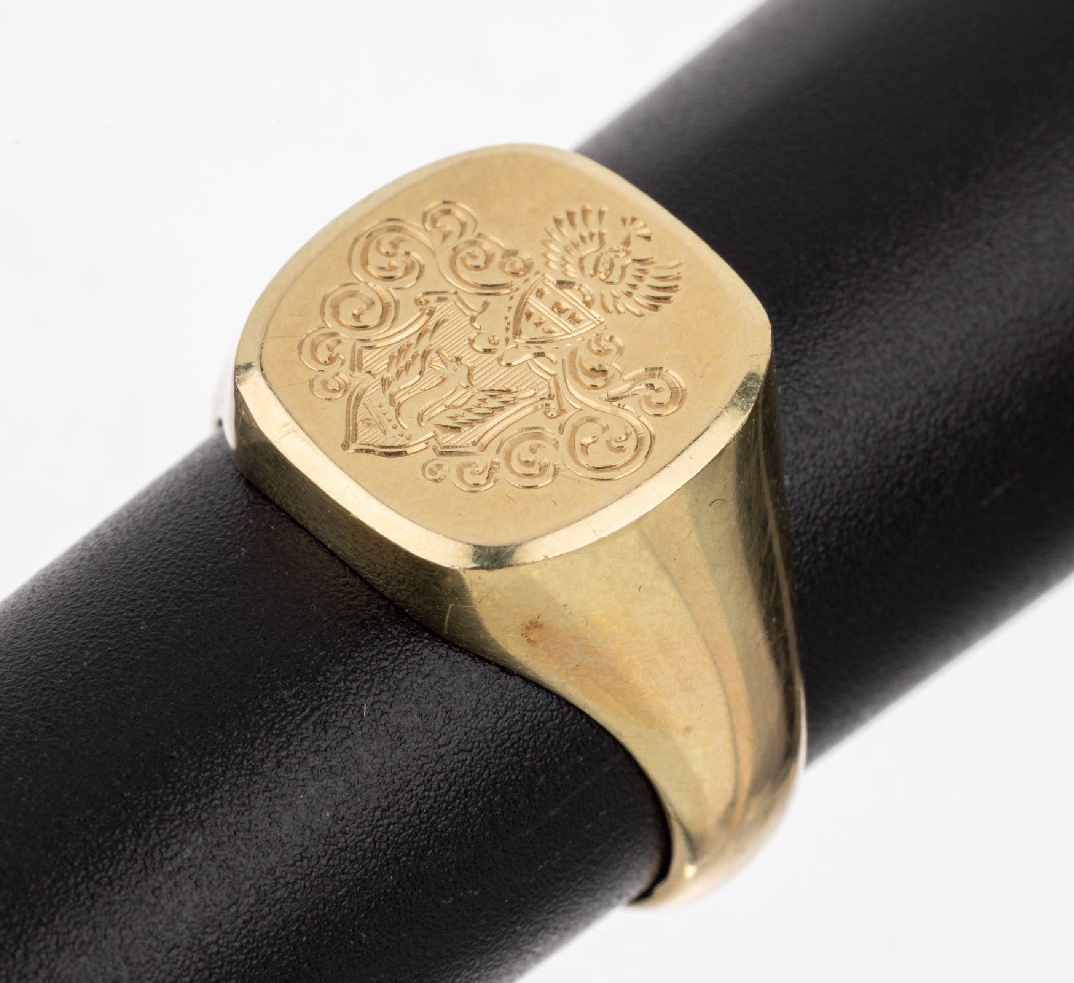 Detail a: 14 kt Gold Siegelring, GG 585/000, Gravurplatte mit Familienwappen, RW 59, ca. 7.8 g
