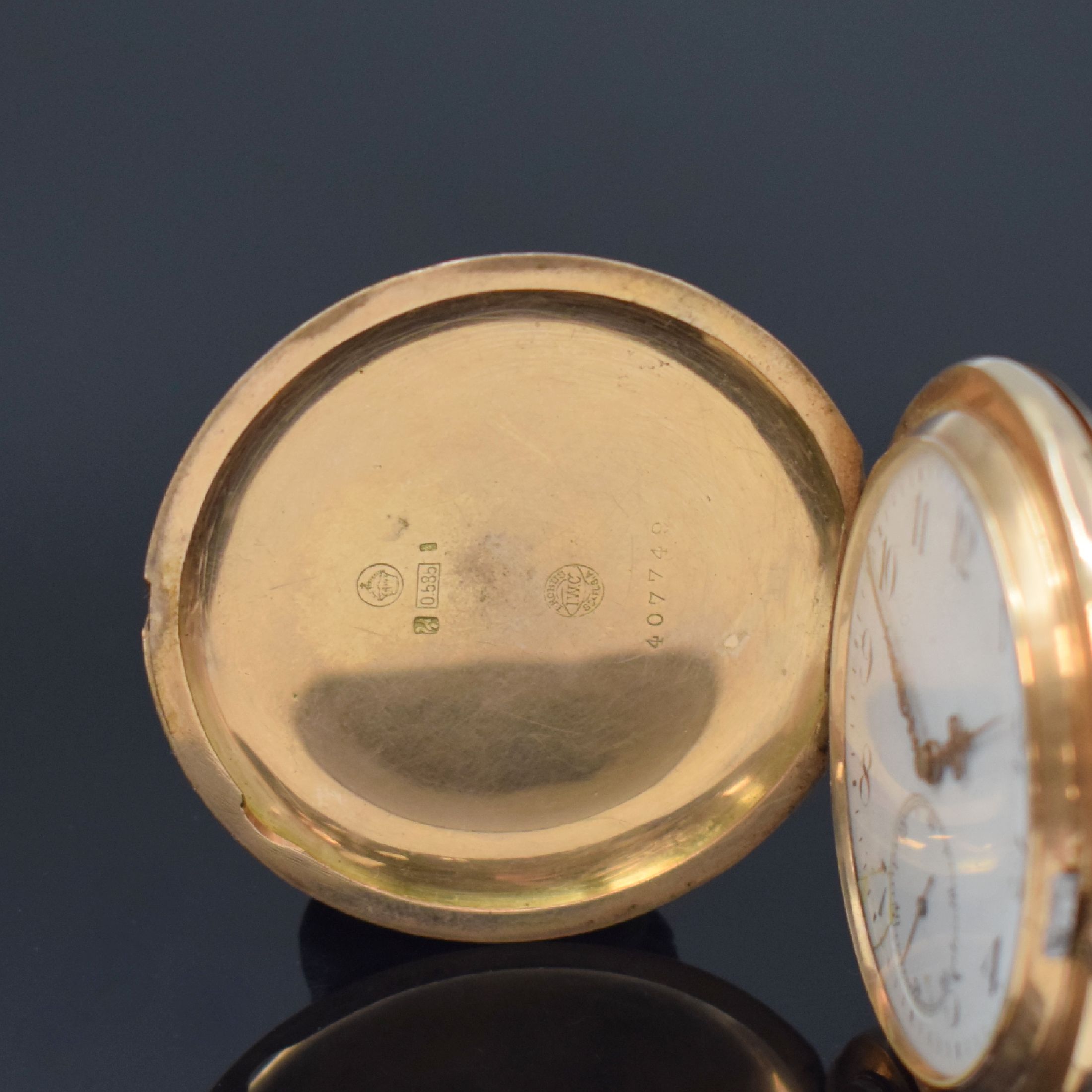 Detail a: IWC Savonette in RG 585/000 mit Kaliber 53, Schweiz um 1907, 3-Deckel Goldgehäuse dell., Emailzifferbl. m. arab. Zahlen riss., gold. Zeiger, verg. ...