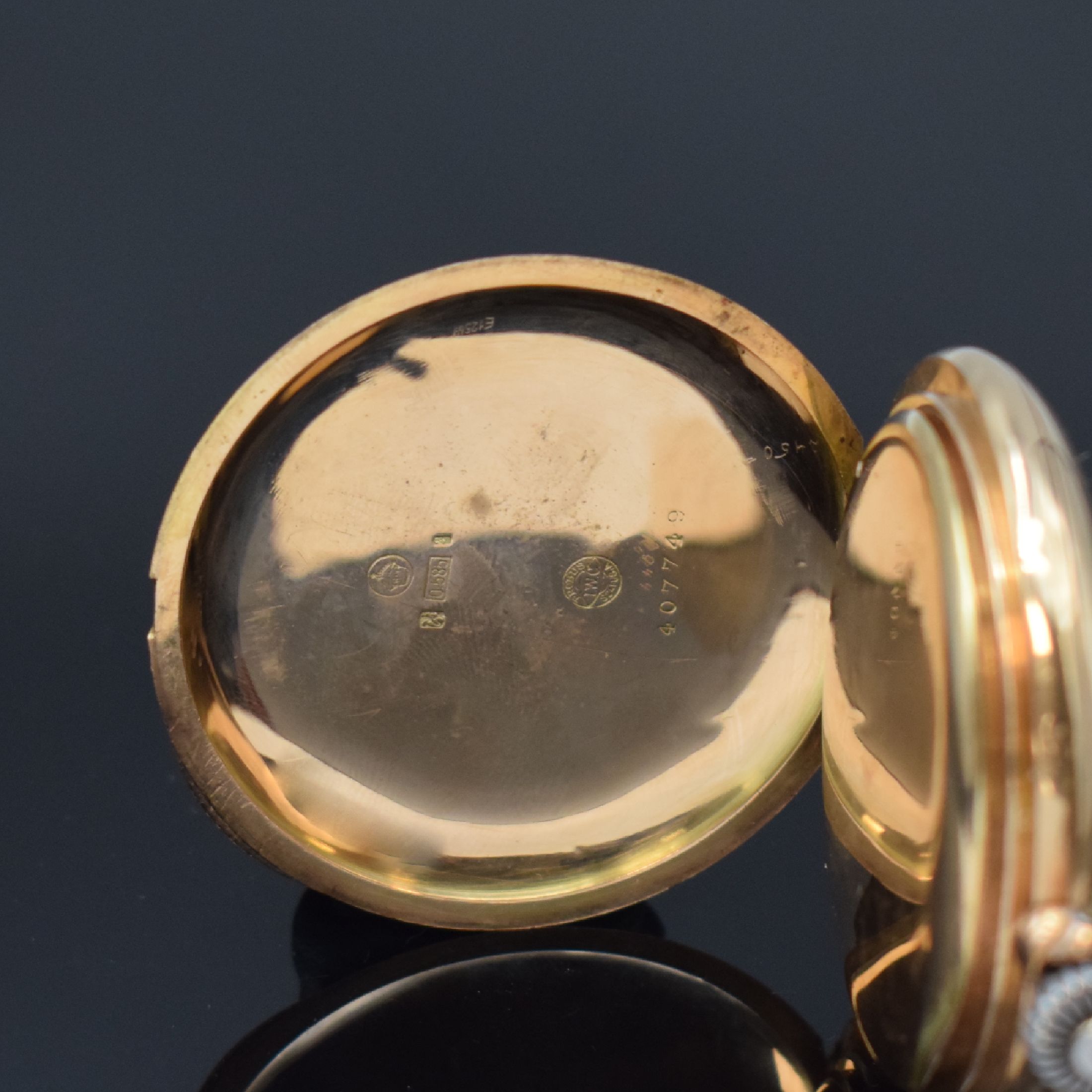 Detail b: IWC Savonette in RG 585/000 mit Kaliber 53, Schweiz um 1907, 3-Deckel Goldgehäuse dell., Emailzifferbl. m. arab. Zahlen riss., gold. Zeiger, verg. ...