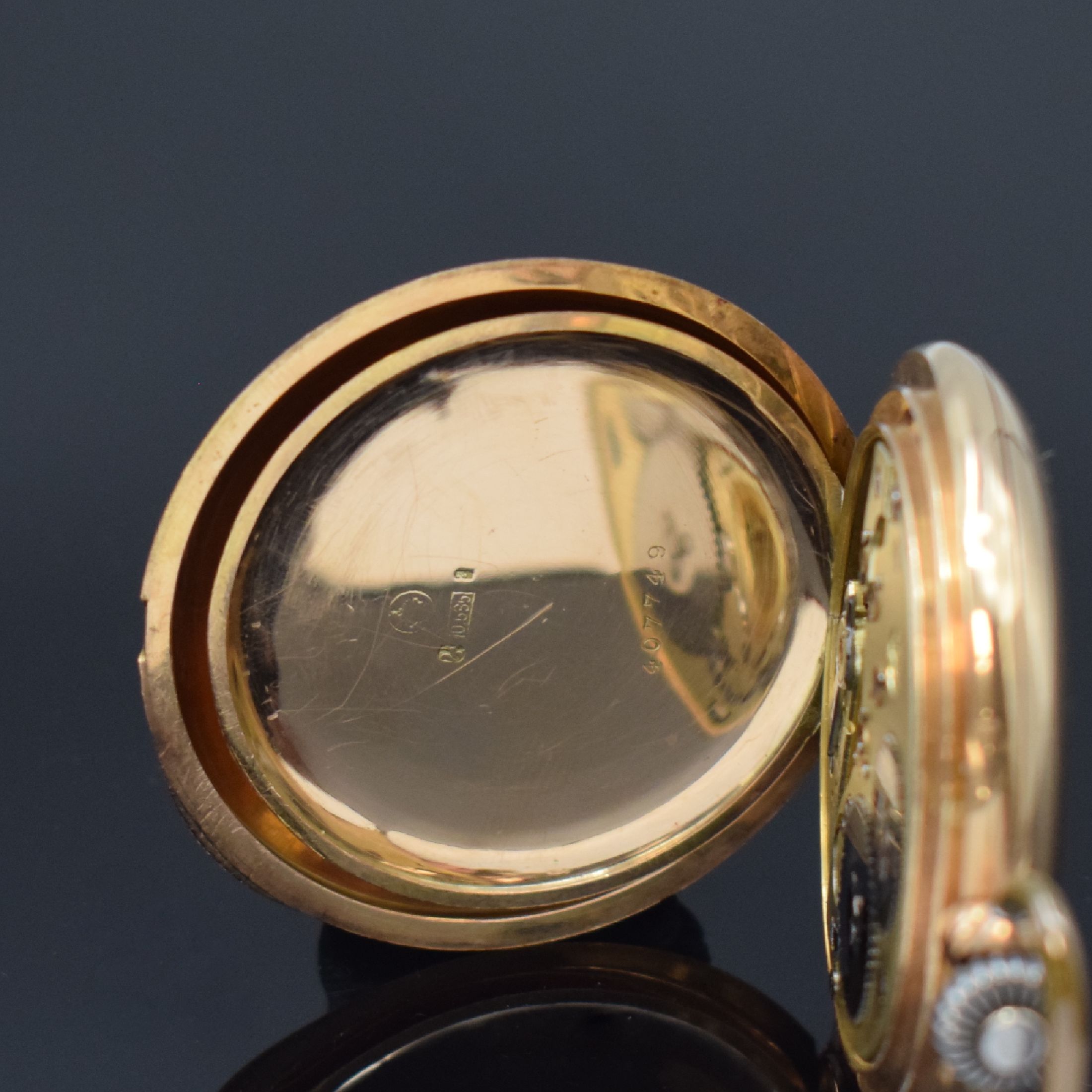 Detail d: IWC Savonette in RG 585/000 mit Kaliber 53, Schweiz um 1907, 3-Deckel Goldgehäuse dell., Emailzifferbl. m. arab. Zahlen riss., gold. Zeiger, verg. ...