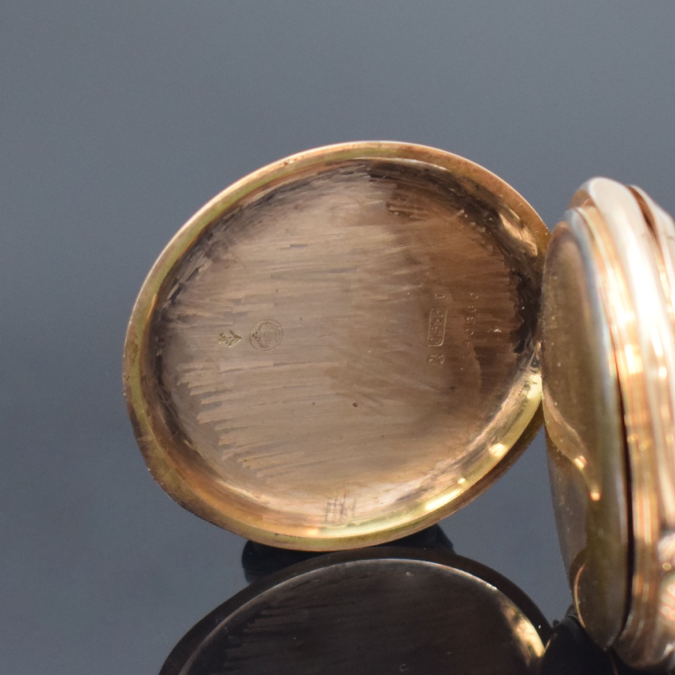Detail c: 2 Taschenuhren in RG und GG 585/000, Schweiz um 1900, 1.) Herrensavonette m. 2-Deckel Gold, nicht vollständig u. stark besch., D. ca. 53 mm, EZ 4, ...