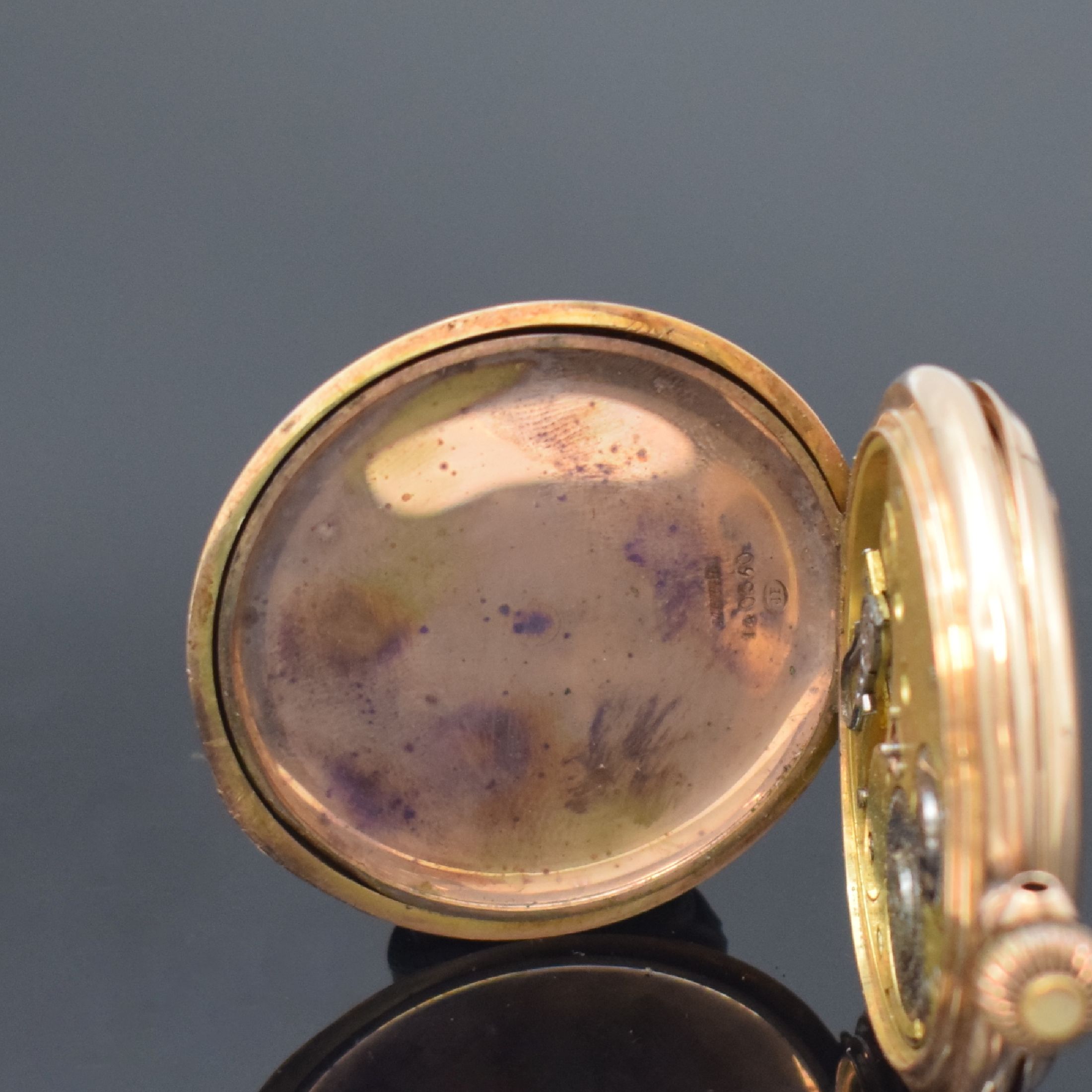 Detail e: 2 Taschenuhren in RG und GG 585/000, Schweiz um 1900, 1.) Herrensavonette m. 2-Deckel Gold, nicht vollständig u. stark besch., D. ca. 53 mm, EZ 4, ...