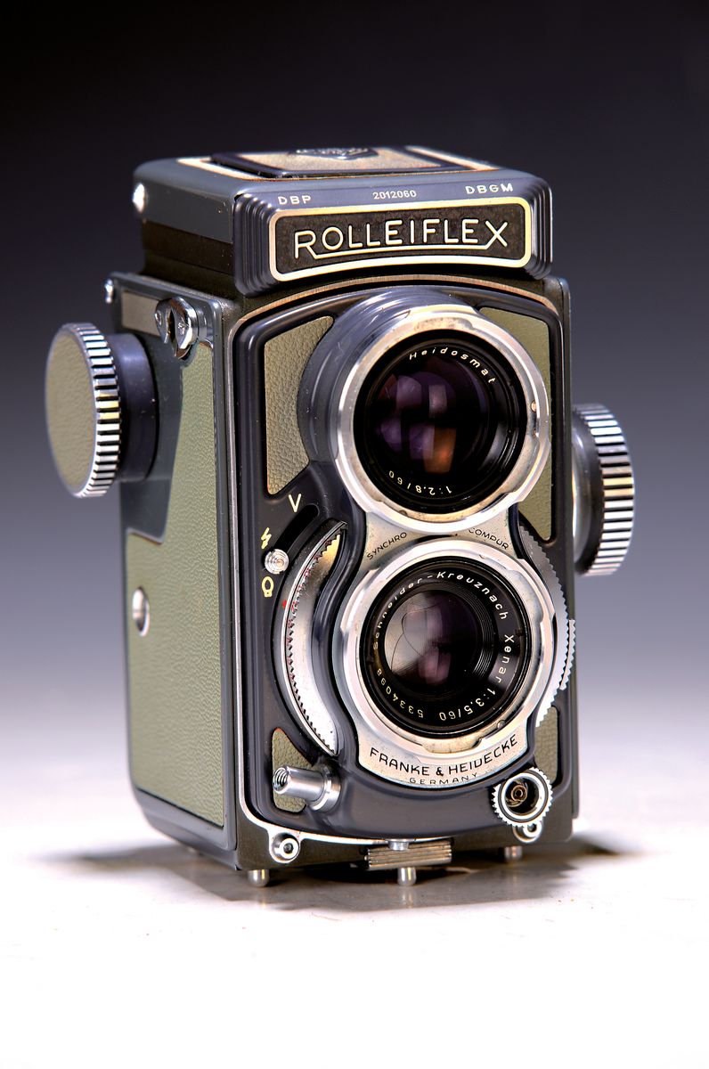 Rolleiflex 4x4 "Grey Baby", Bj. 1957, No. 2012060, mit origiginal Bereitschaftstasche (berieben und Scharnier beschädigt), ...