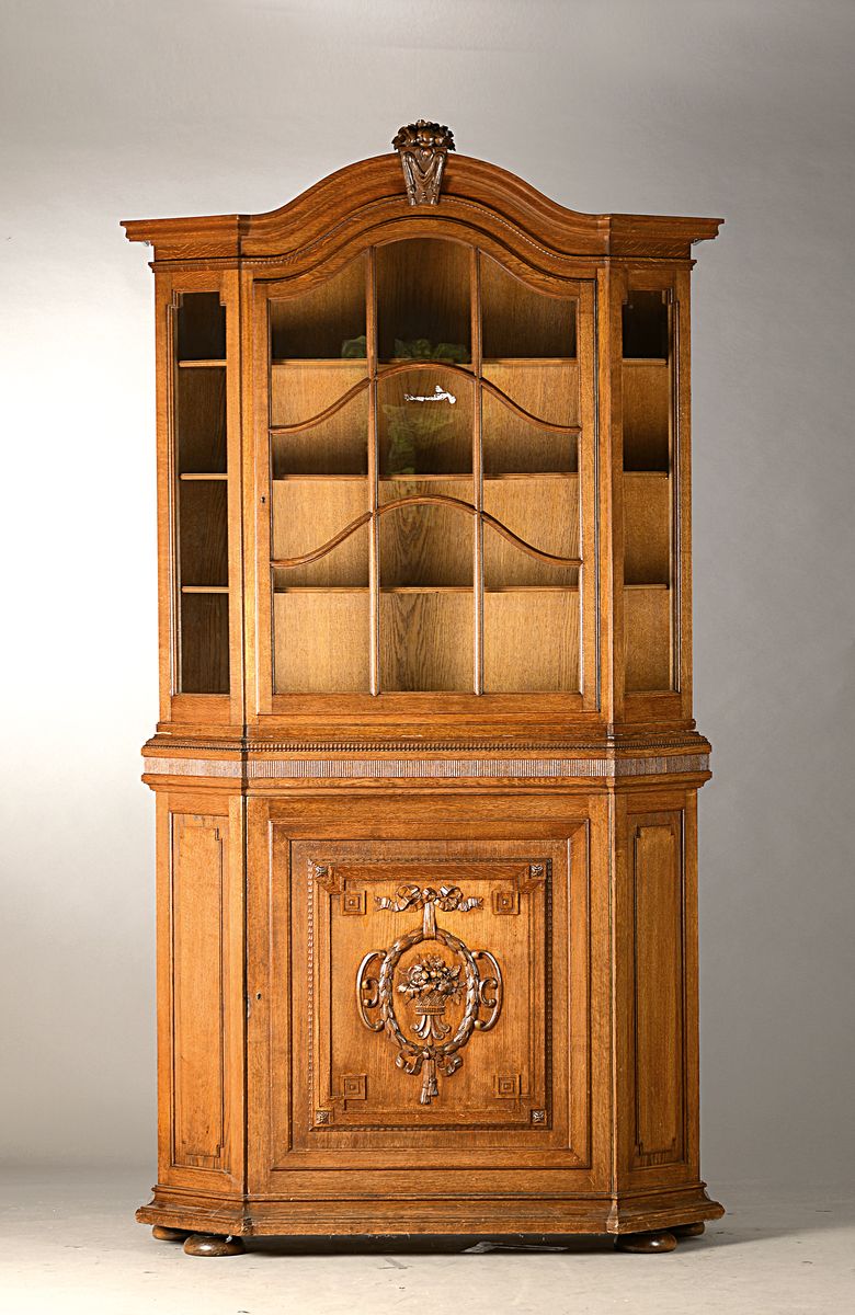 Aufsatzvitrine, Louis-Seize-Stil, um 1900, Eiche massiv, eintürig versprosst, aufwendige Schnitzereien, untere Tür mit Kissenfüllungen, ca. 235 x ...