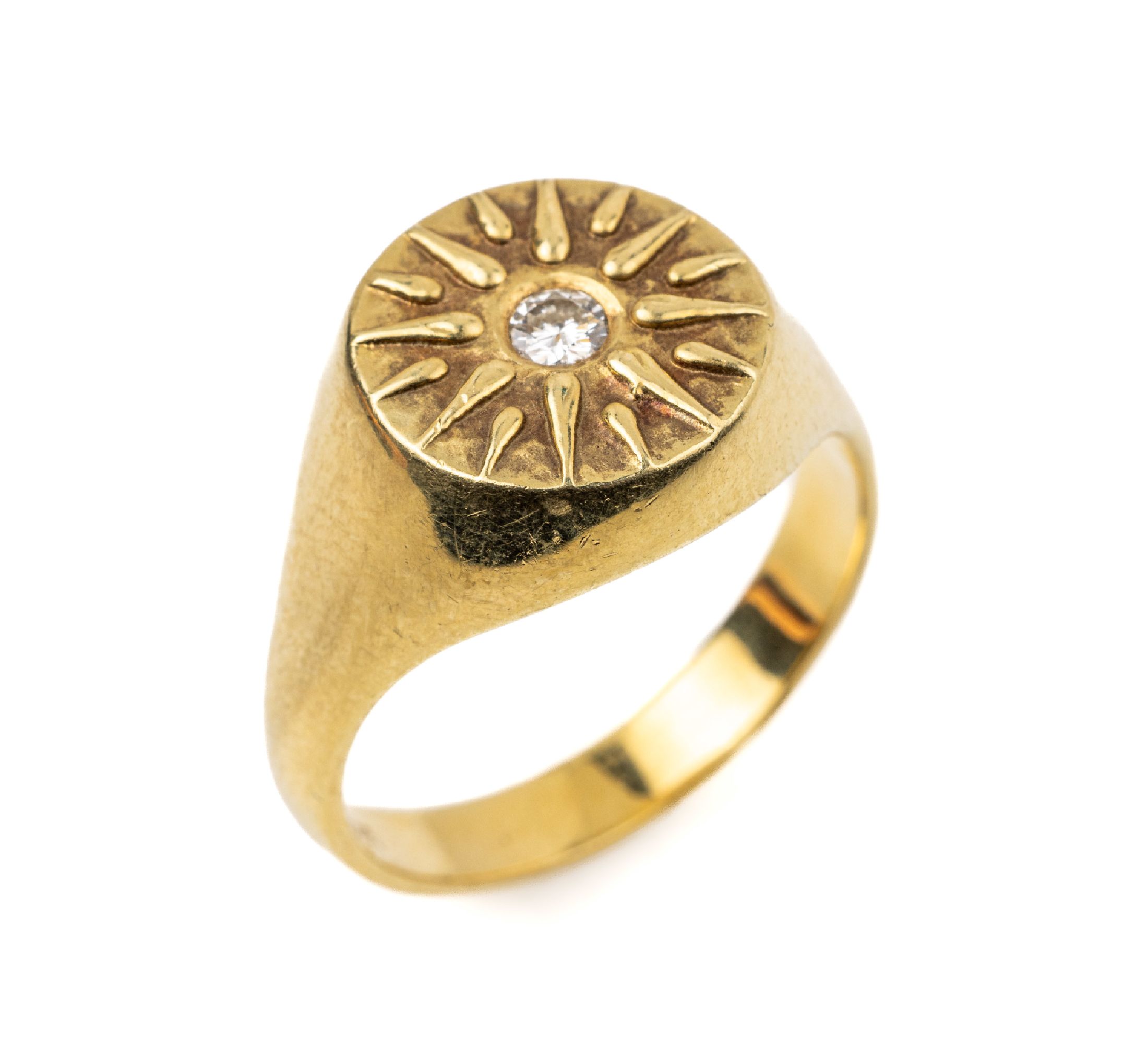 14 kt Gold Brillant-Ring, GG 585/000, runder Ringkopf mit strahlenförmig aufgelegtenGolddrähten, mittig Brillant ca. 0.10 ct feines Weiß/si, RW ...