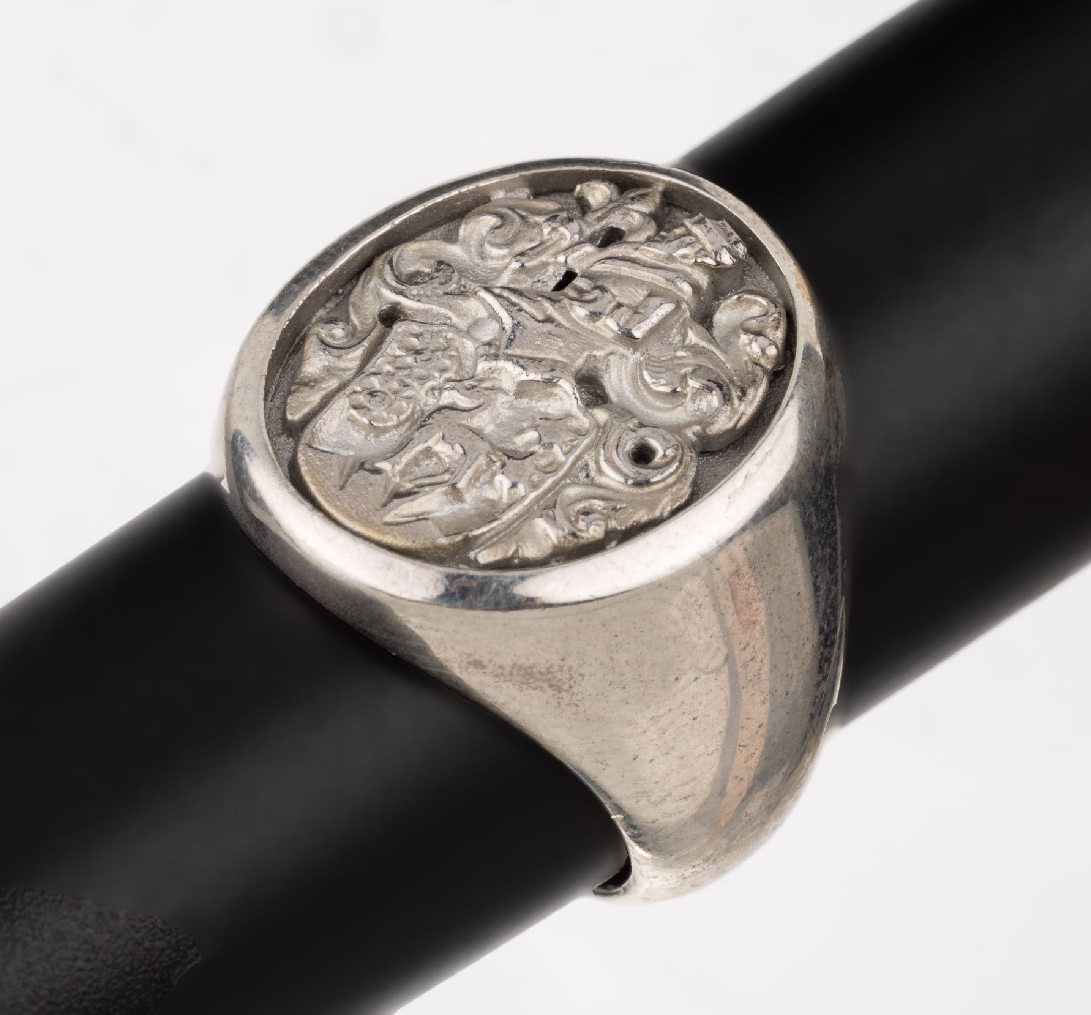 Siegelring, 925er Silber, ovaler Ringkopf mit Darstellung eines Familienwappens, RW 62, ca. 19.7 g